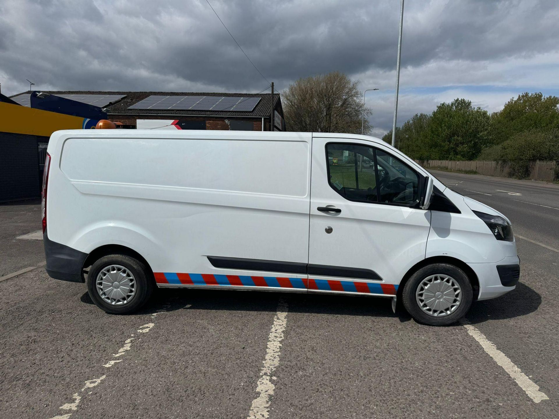 2016 65 FORD TRANSIT CUSTOM LWB PANEL VAN - 114K MILES - AIR CON - SAT NAV - TAILGATE  - Image 11 of 12