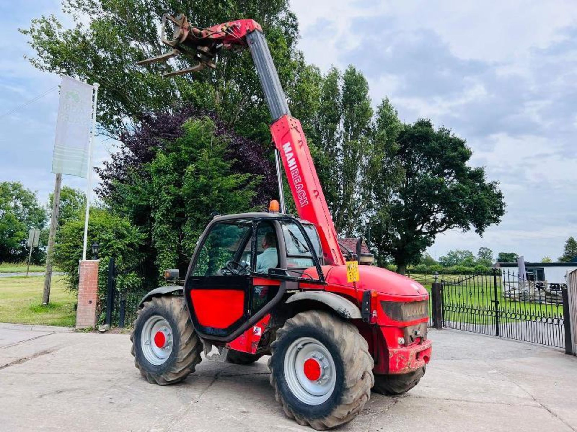 MANITOU MLT526T 4WD TELEHANDLER C/W PALLET TINES. - Bild 2 aus 13