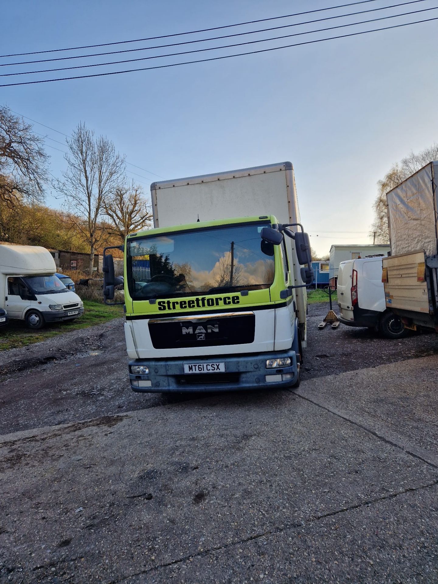 MAN 7.5 TON TRUCK WITH TAIL LIFT - STARTS AND DRIVES - Image 5 of 8