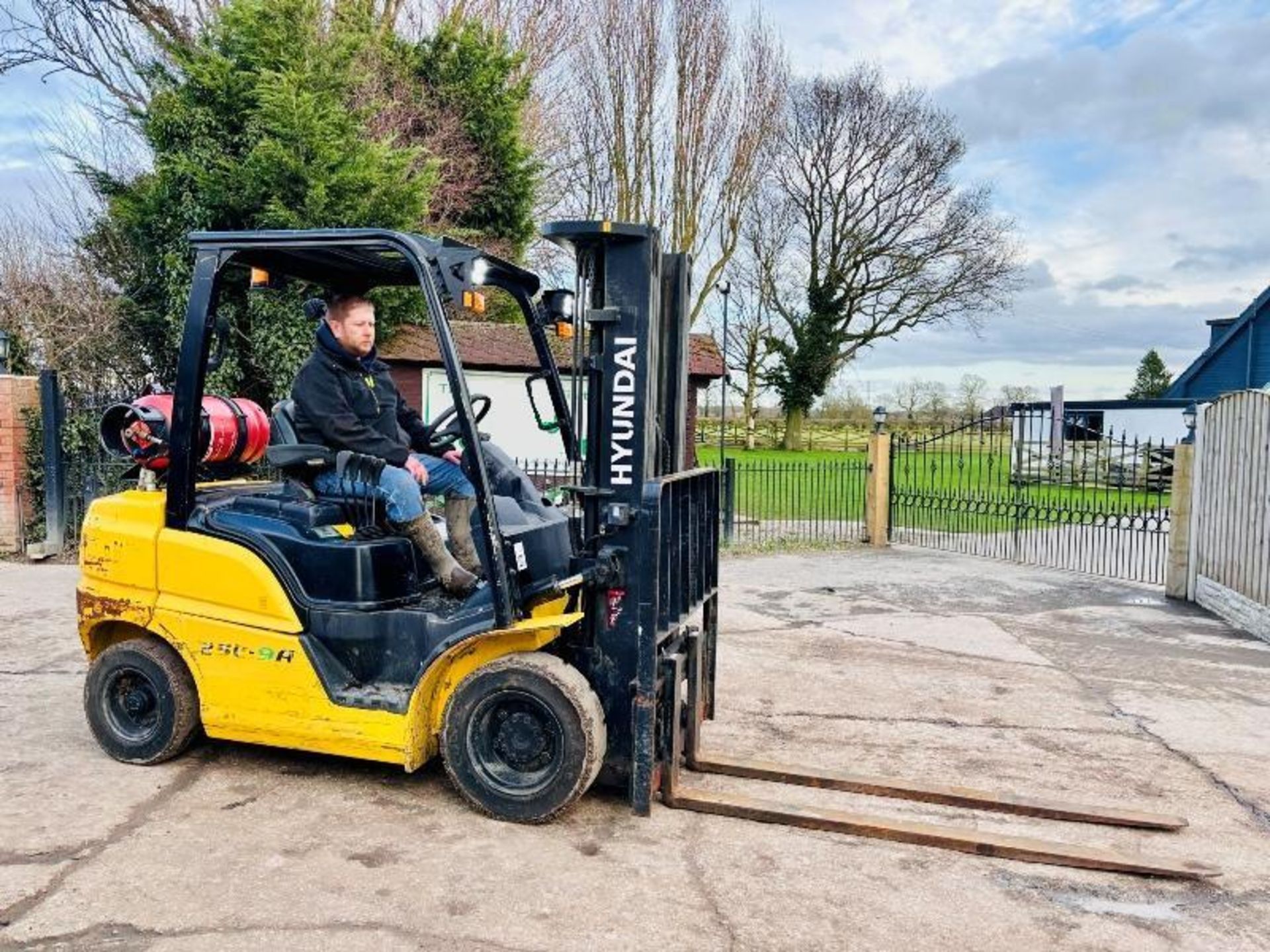 HYUNDAI 25L-9A CONTAINER SPEC FORKLIFT *YEAR 2017, 4463 HOURS* C/W PALLET TINES - Image 3 of 18