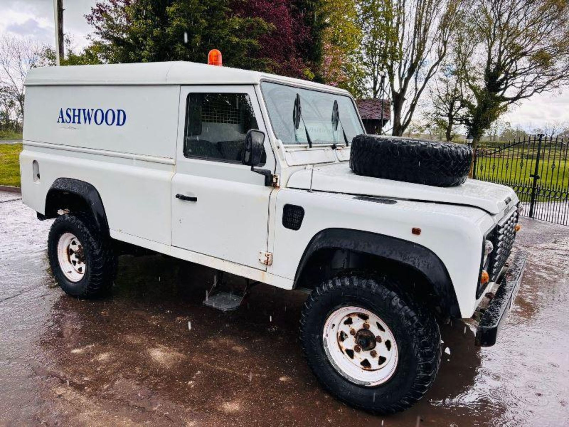 1998 LAND ROVER DEFENDER 110 2.5L 4WD VEHICLE C/W TOW BAR - Image 13 of 18