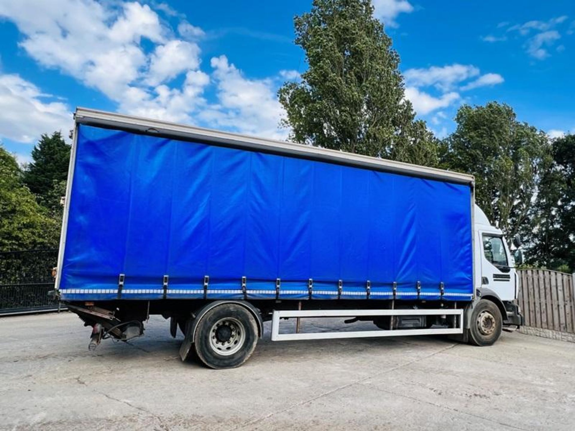 RENAULT MIDLUM 4X2 CURTAIN SIDE LORRY *YEAR 2009* C/W TAIL LIFT - Image 13 of 13