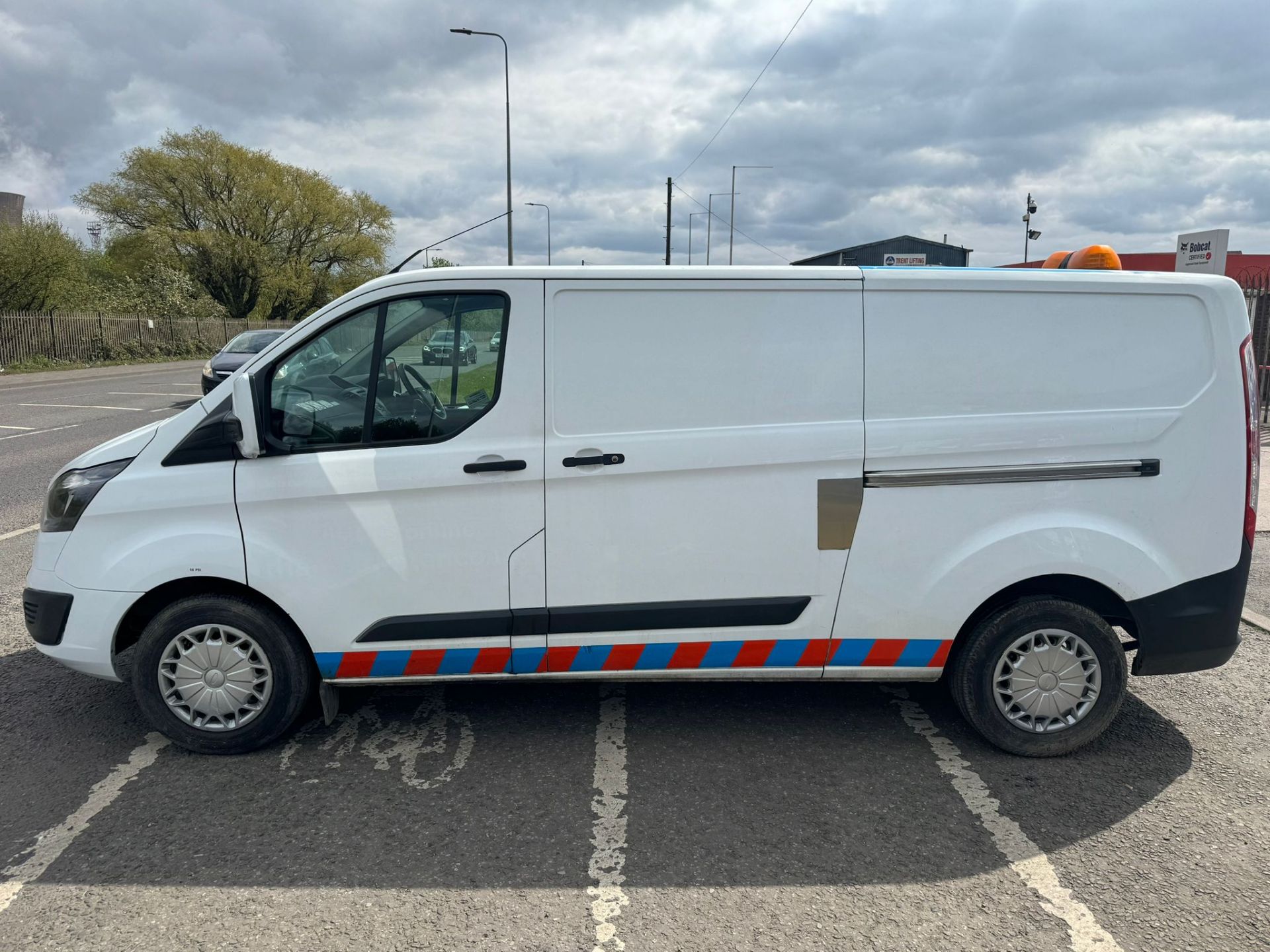 2016 65 FORD TRANSIT CUSTOM LWB PANEL VAN - 114K MILES - AIR CON - SAT NAV - TAILGATE  - Image 4 of 12