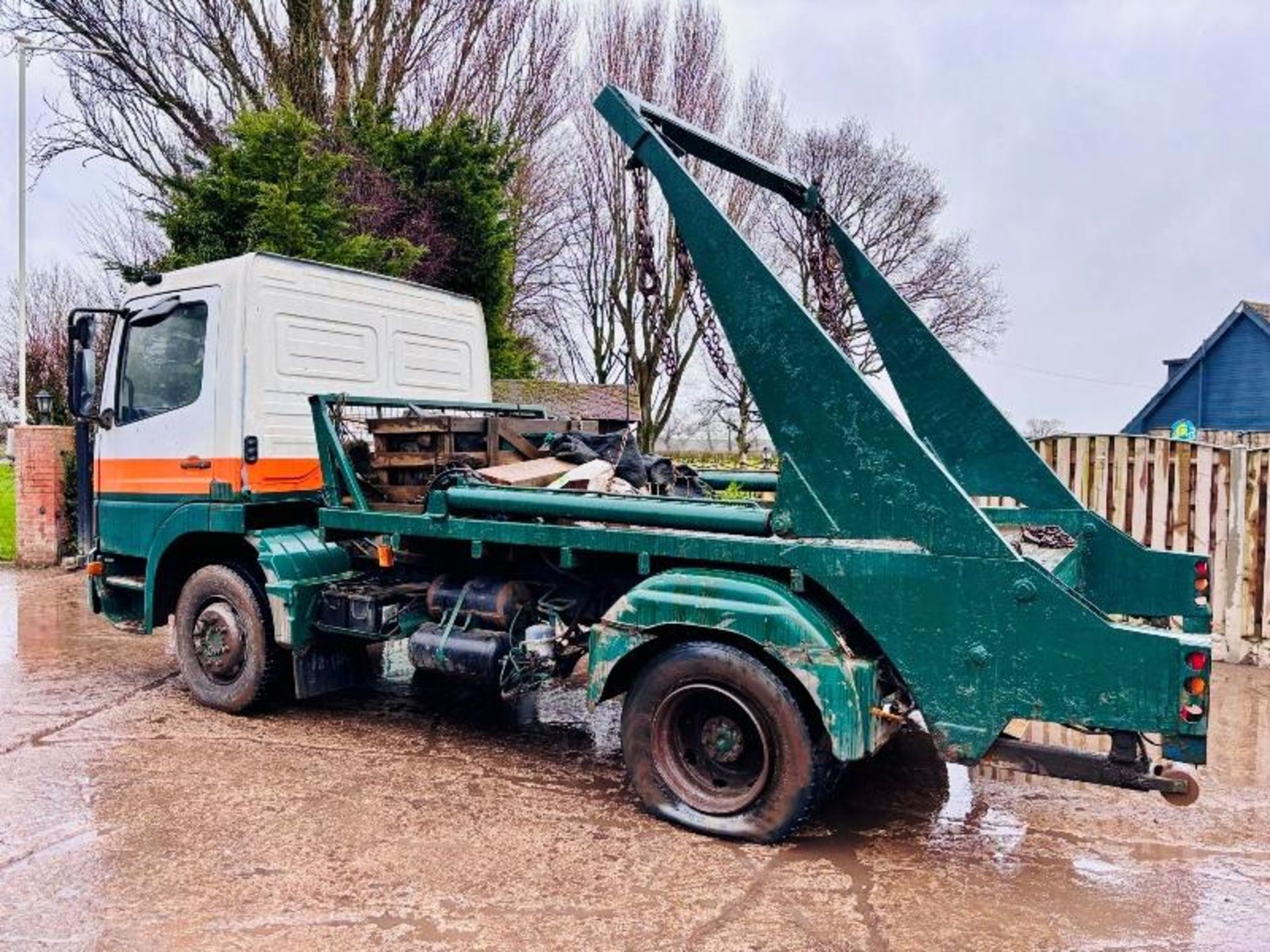 MERCEDES 1318 4X2 SKIP LORRY C/W REAR SUPPORT LEGS - Image 2 of 14