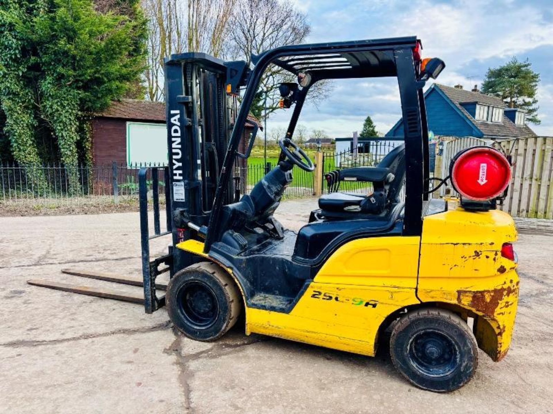 HYUNDAI 25L-9A CONTAINER SPEC FORKLIFT *YEAR 2017, 4463 HOURS* C/W PALLET TINES - Image 2 of 18
