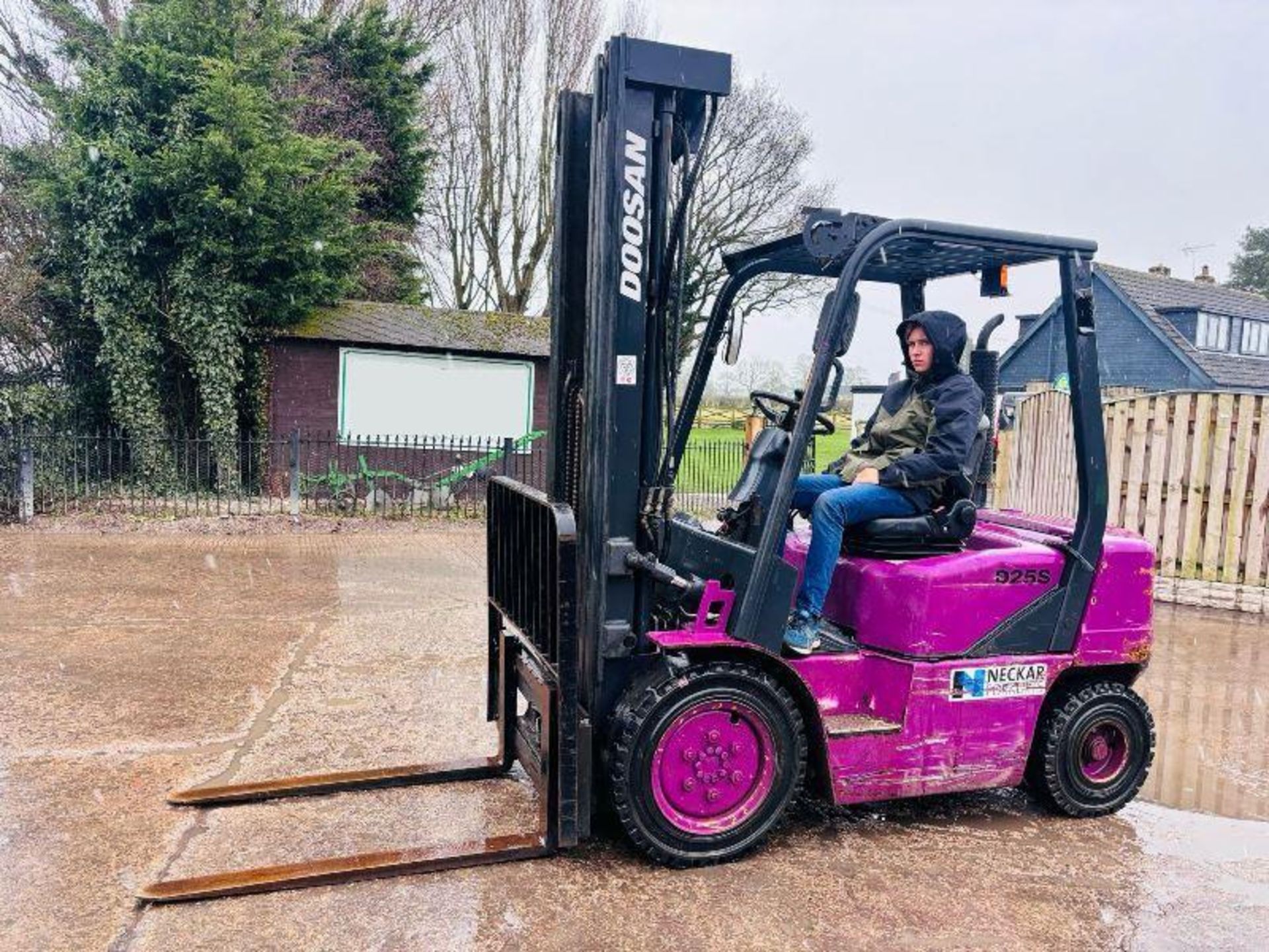 DOOSAN D25S-3 DIESEL FORKLIFT C/W 3 STAGE MAST. - Image 3 of 15