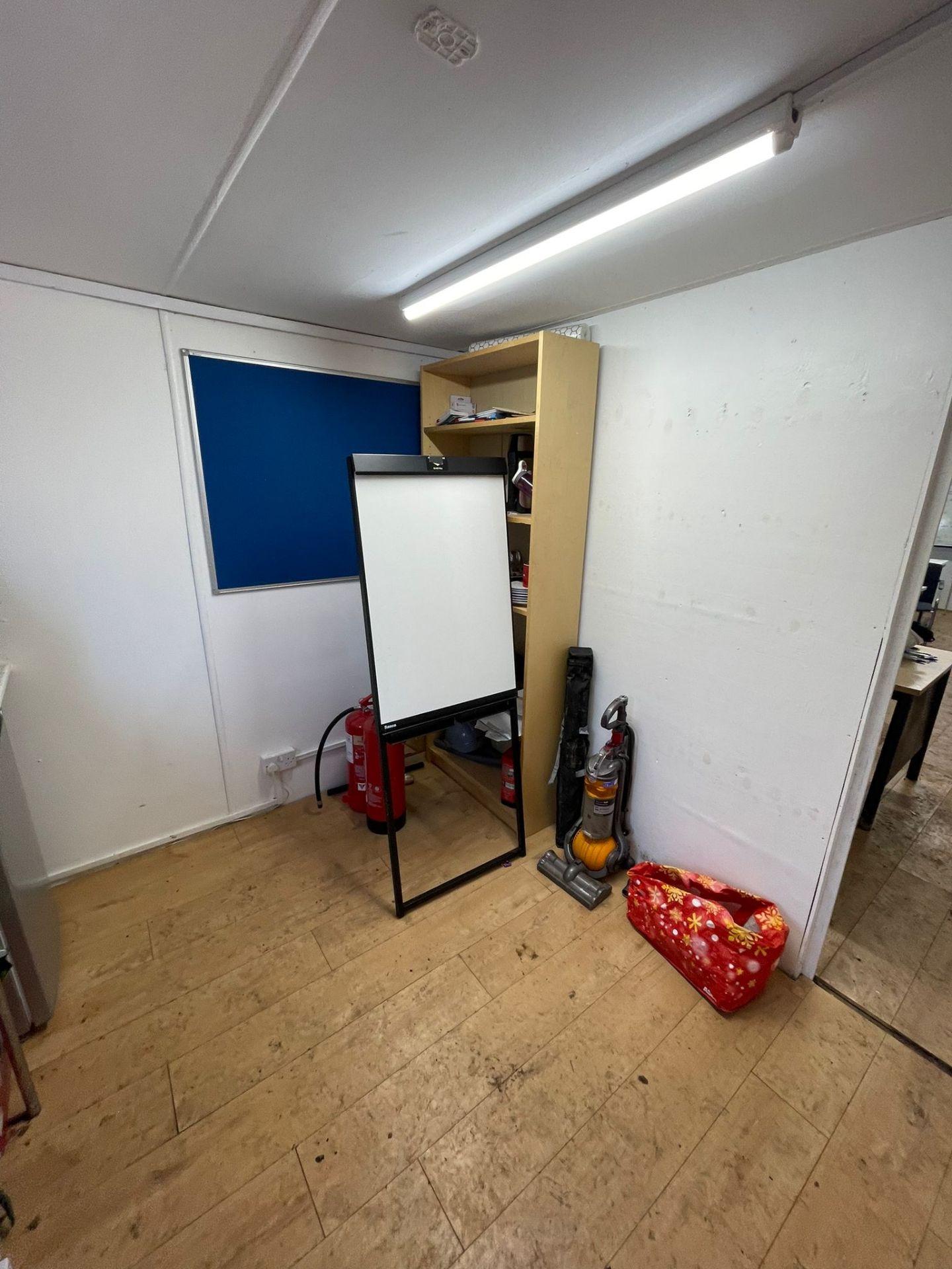 32FT X 10FT ANTI-VANDAL CABIN - OFFICE/ TRAINING ROOM AND SMALL CANTEEN AREA. - Image 2 of 8