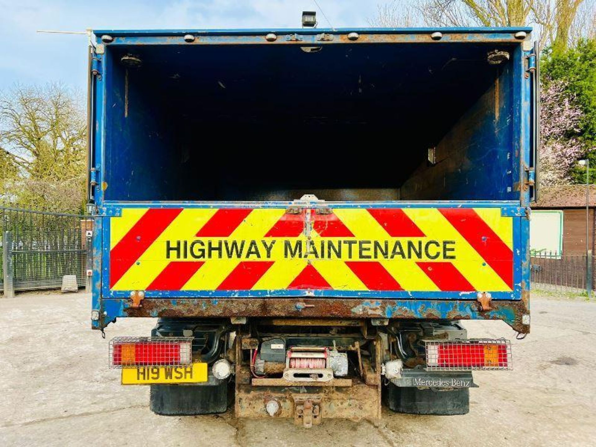 MERCEDES 816 4X2 TIPPER LORRY C/W WINCH & STORAGE LOCKERS - Image 2 of 19