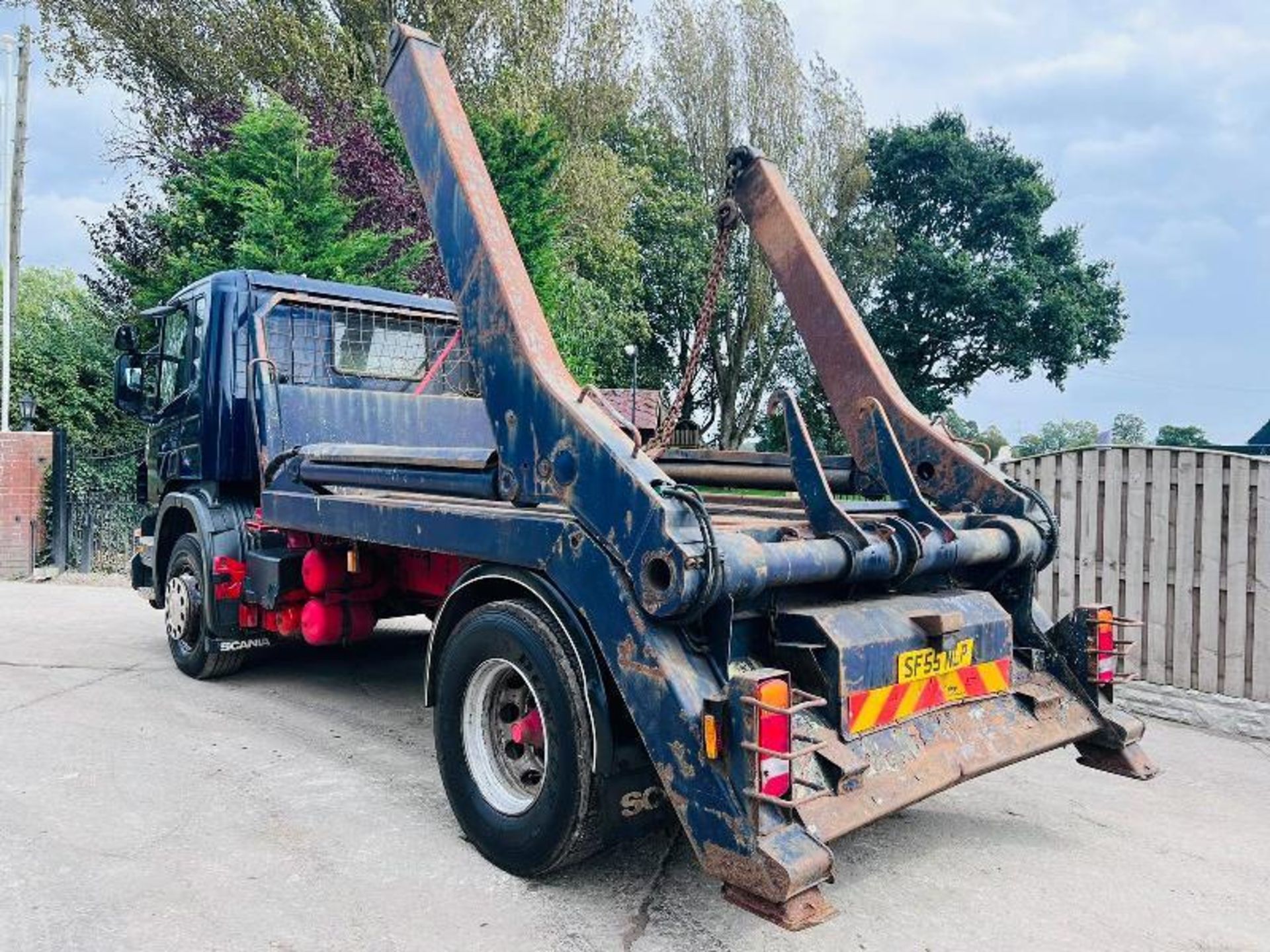 SCANIA P230 4X2 SKIP LORRY C/W MANUAL GEAR BOX & PUSH OUT ARMS - Image 9 of 15