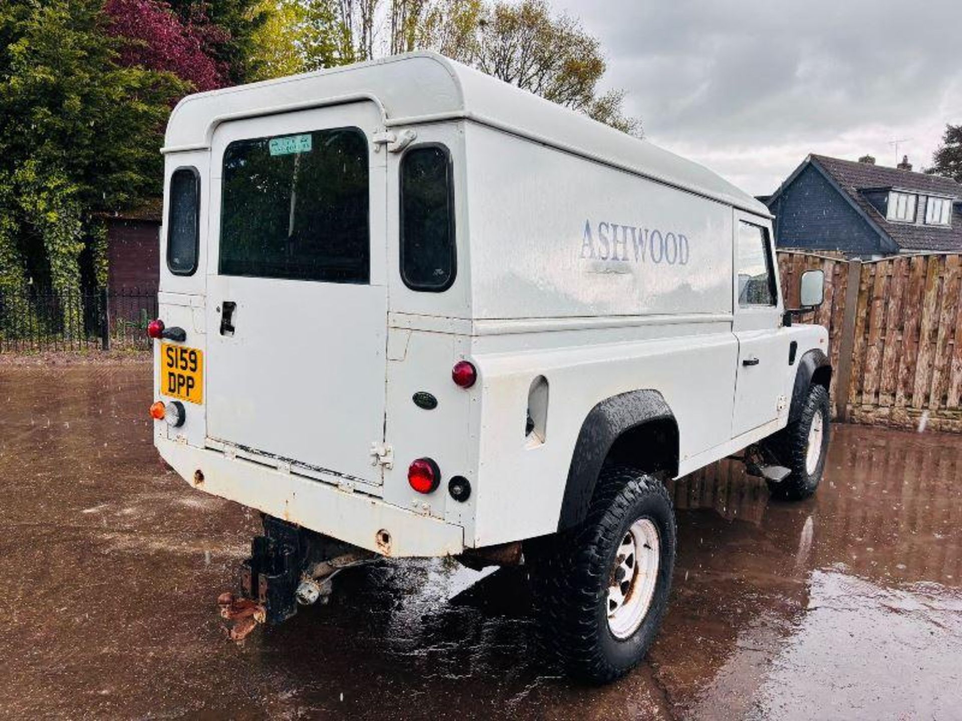 1998 LAND ROVER DEFENDER 110 2.5L 4WD VEHICLE C/W TOW BAR - Image 7 of 18