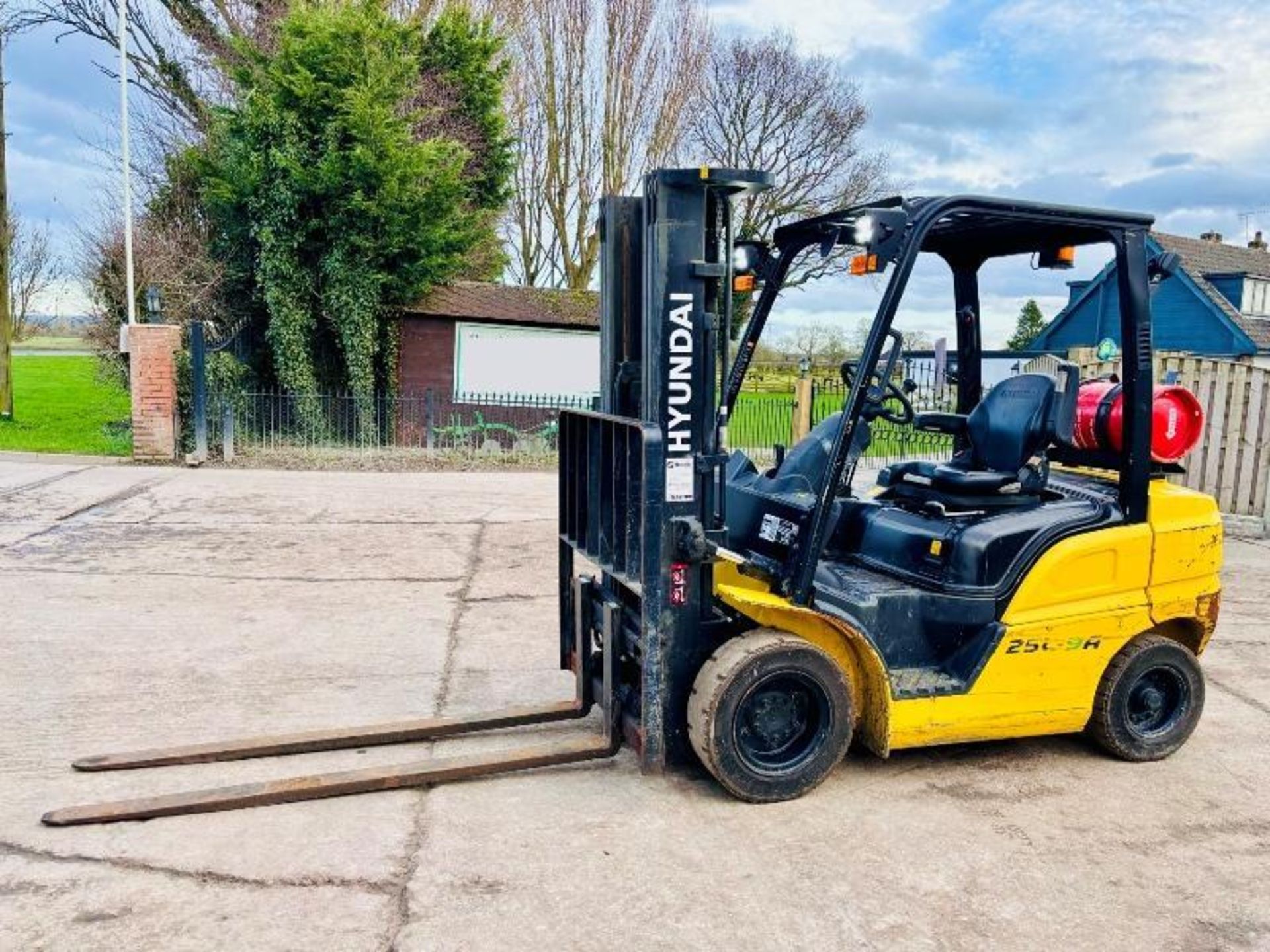 HYUNDAI 25L-9A CONTAINER SPEC FORKLIFT *YEAR 2017, 4463 HOURS* C/W PALLET TINES