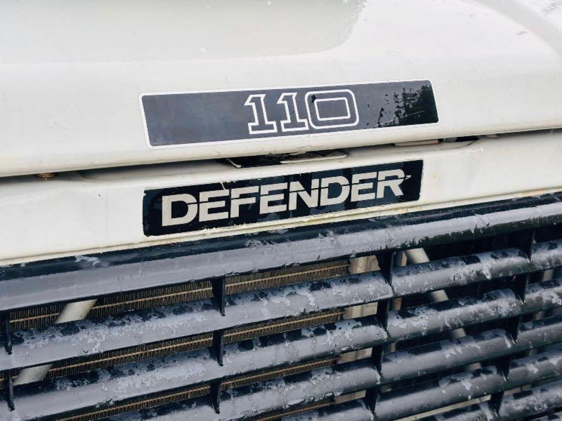 1998 LAND ROVER DEFENDER 110 2.5L 4WD VEHICLE C/W TOW BAR - Image 10 of 18
