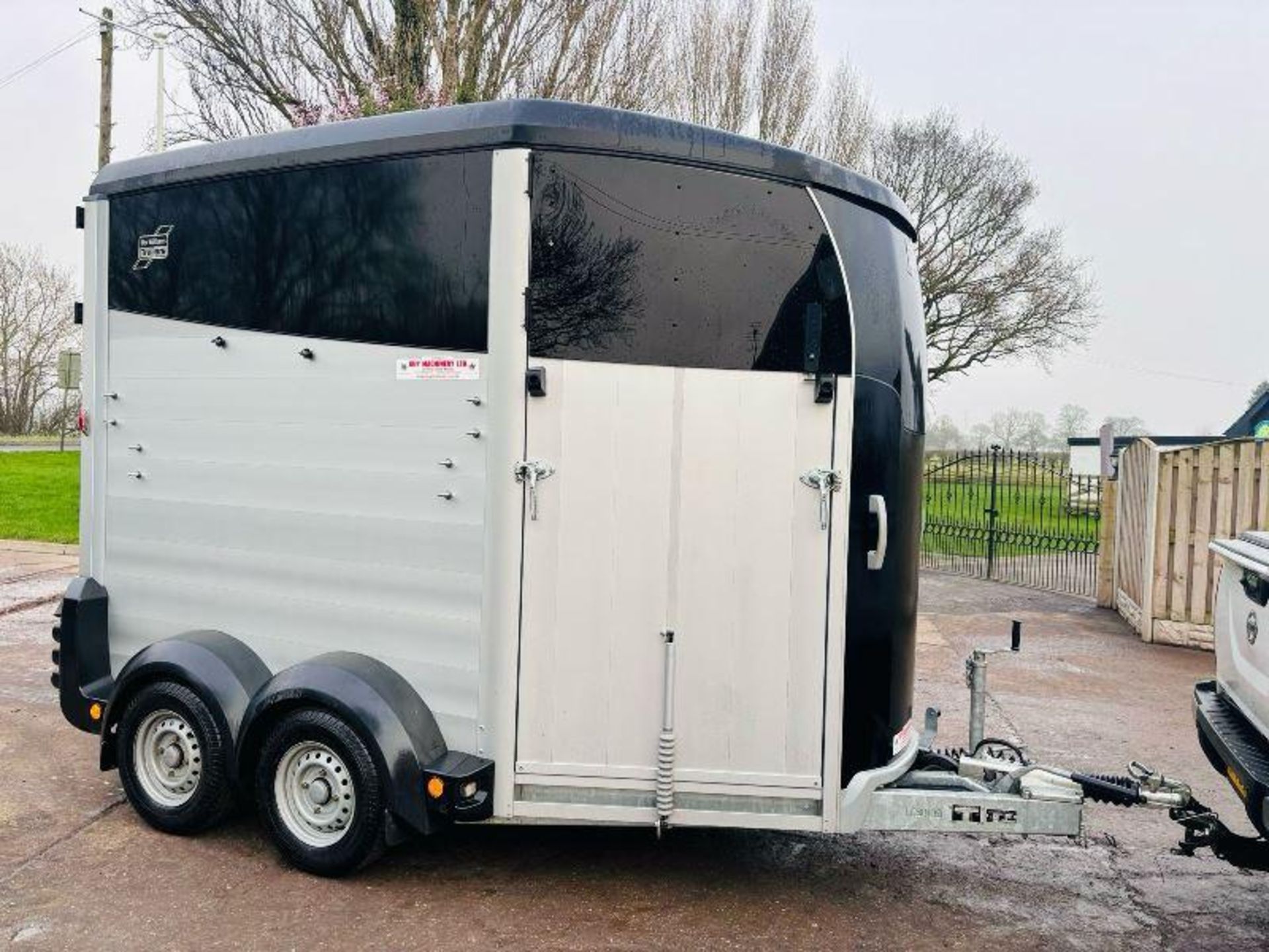 IFOR WILLIAMS TWIN AXLE HORSE BOX *YEAR 2022* C/W PARTITION.