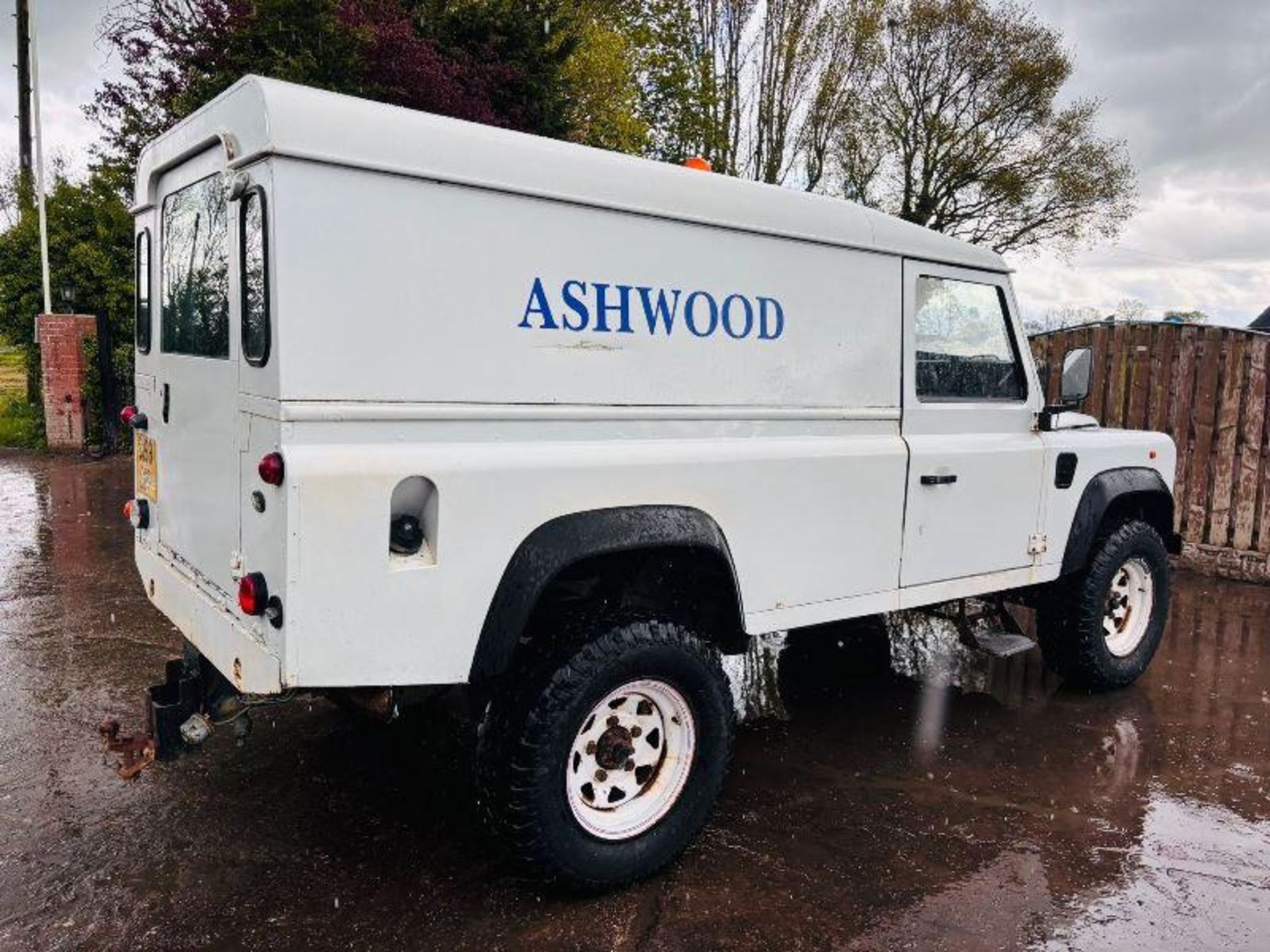 1998 LAND ROVER DEFENDER 110 2.5L 4WD VEHICLE C/W TOW BAR - Image 17 of 18