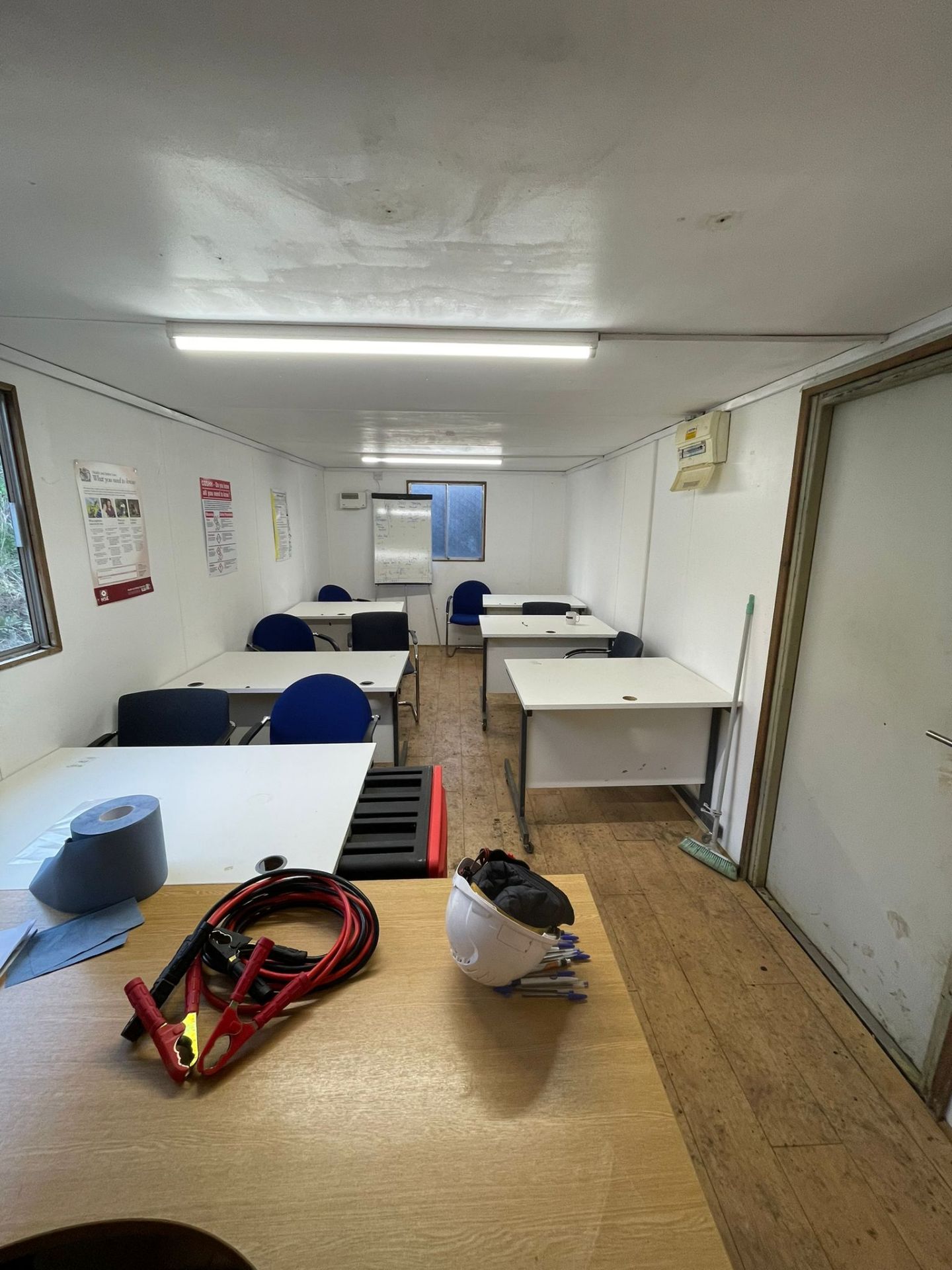 32FT X 10FT ANTI-VANDAL CABIN - OFFICE/ TRAINING ROOM AND SMALL CANTEEN AREA. - Image 4 of 8