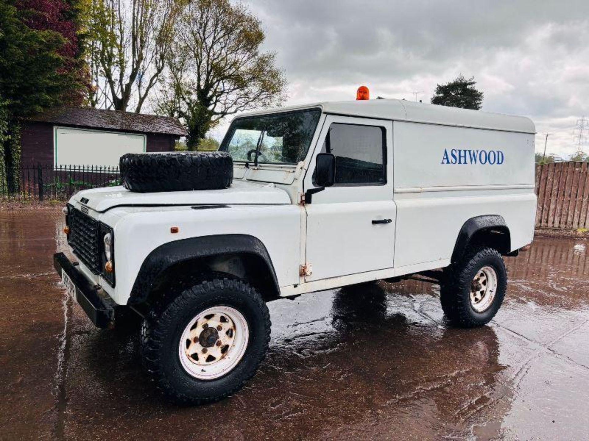 1998 LAND ROVER DEFENDER 110 2.5L 4WD VEHICLE C/W TOW BAR - Image 16 of 18
