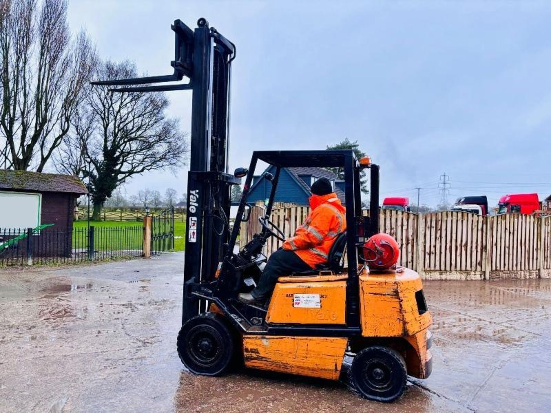 YALE GLP25RF FORKLIFT *CONTAINER SPEC* C/W SIDE SHIFT - Image 2 of 13