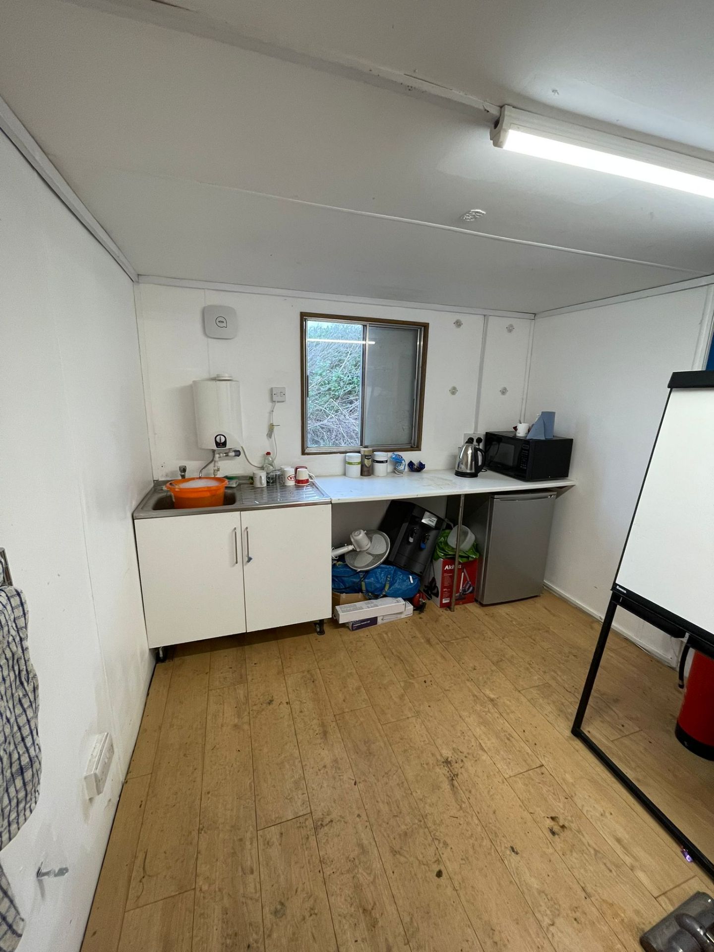 32FT X 10FT ANTI-VANDAL CABIN - OFFICE/ TRAINING ROOM AND SMALL CANTEEN AREA. - Image 6 of 8