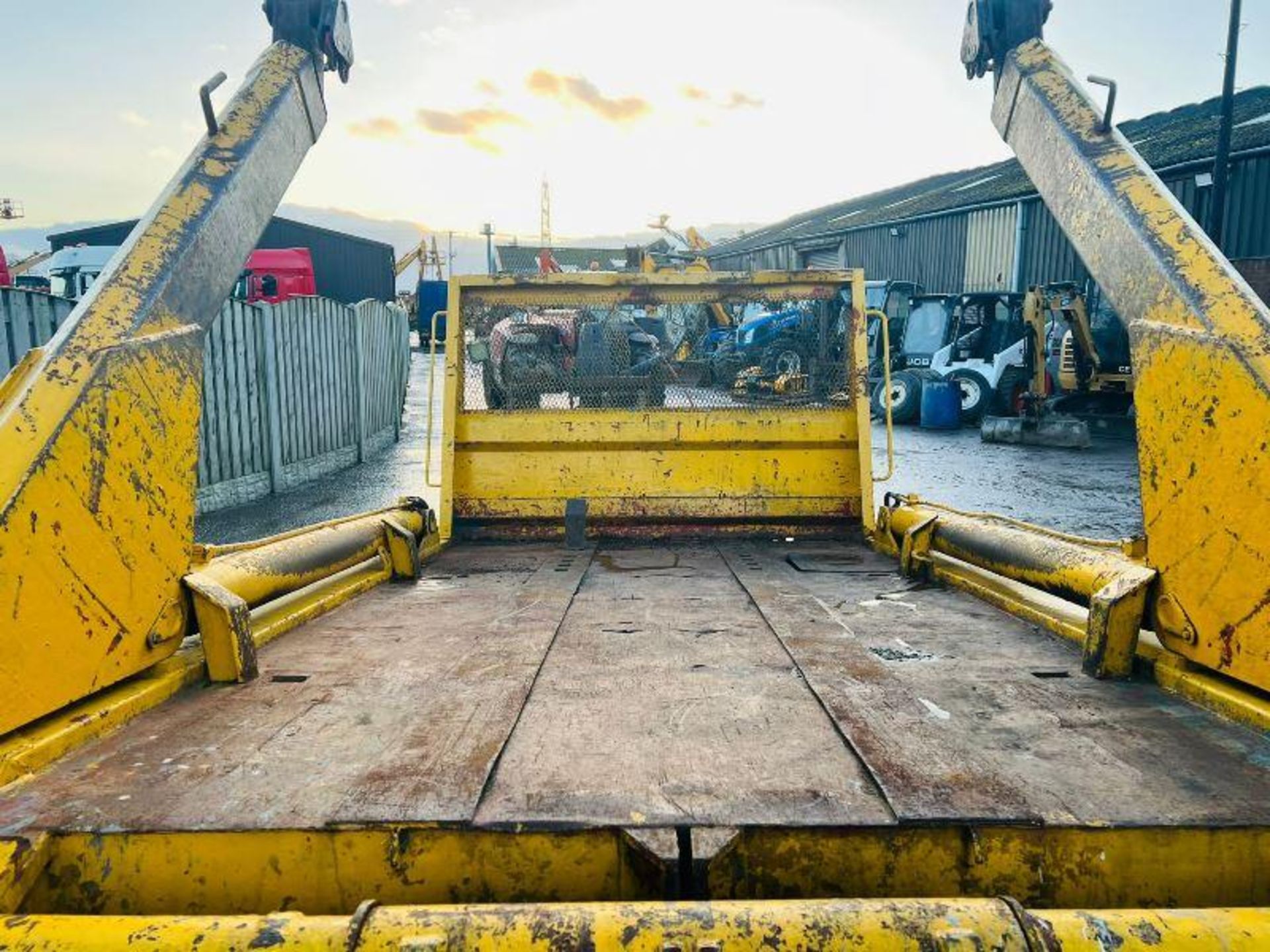 SKIP LIFTING GEAR TO SUIT LORRY - Image 8 of 12
