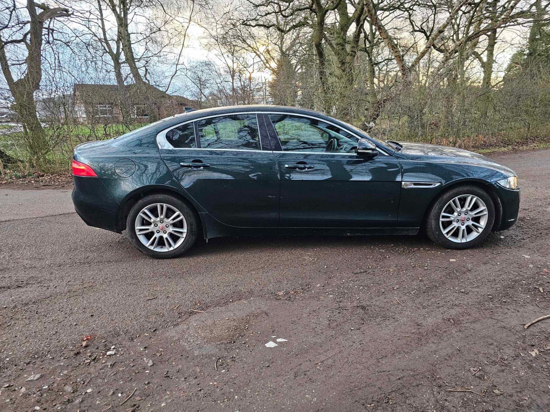 2015 65 JAGUAR XE SALOON - STARTS AND DRIVES BUT ENGINE IS NOISY - ALLOY WHEELS - 5 SERVICES. - Image 5 of 10