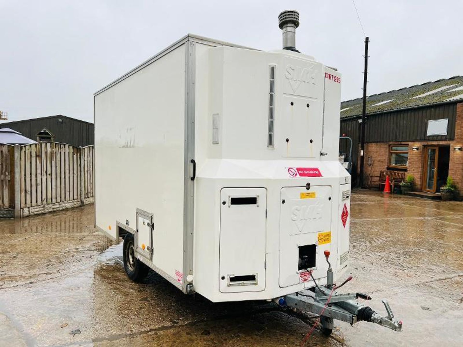 SINGLE AXLE SHOWER BLOCK C/W HONDA GENERATOR - Image 16 of 19