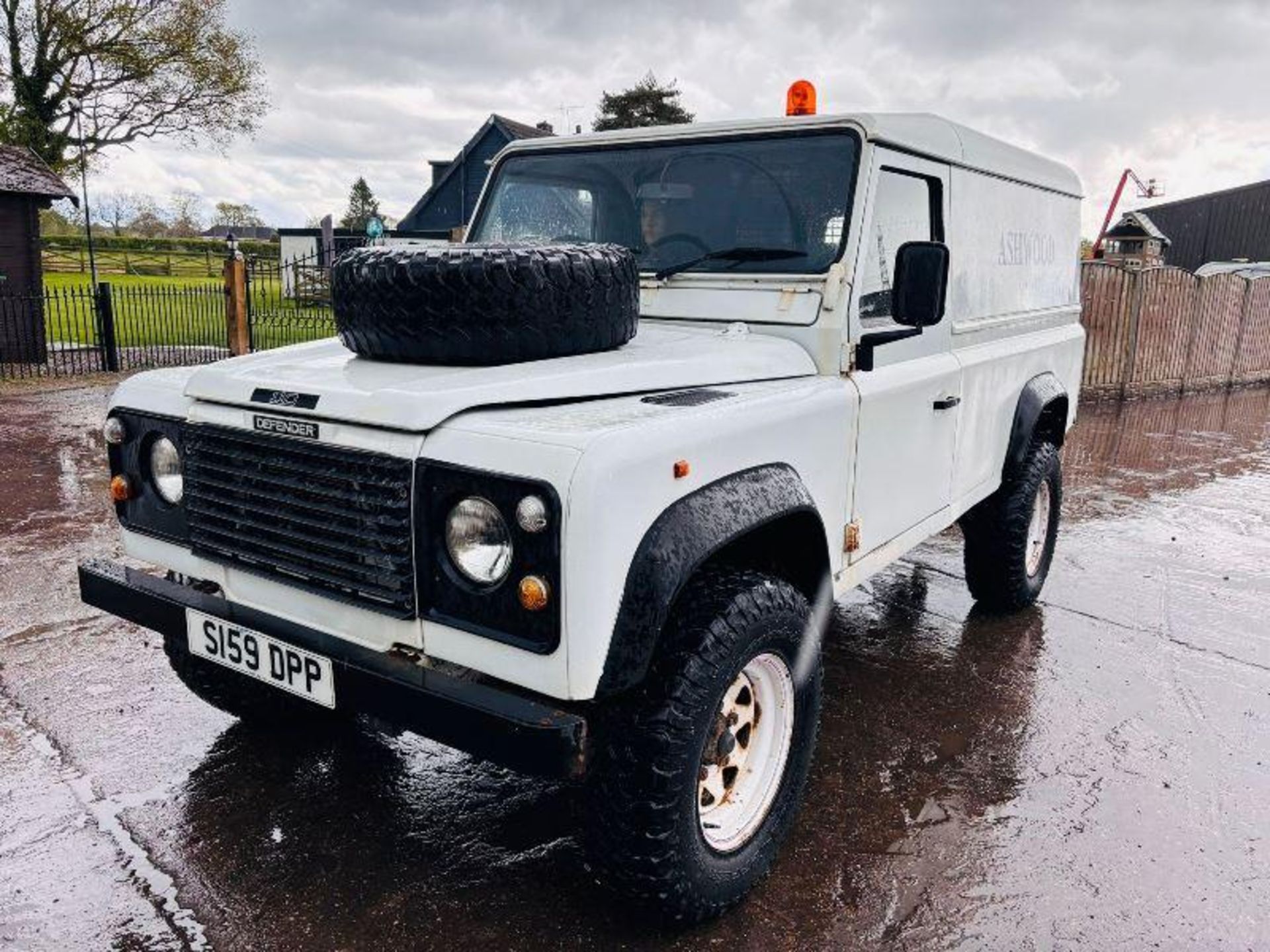 1998 LAND ROVER DEFENDER 110 2.5L 4WD VEHICLE C/W TOW BAR - Image 9 of 18