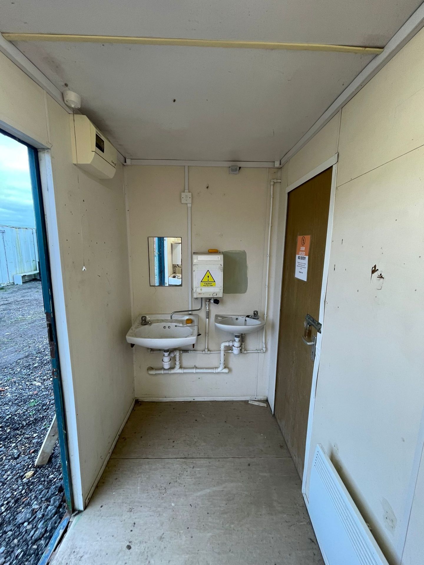 16X10FT TOILET BLOCK - 1X DISABLED/WOMEN’S TOILET - 3X MALES TOILET AND 3X URINALS - Image 6 of 8