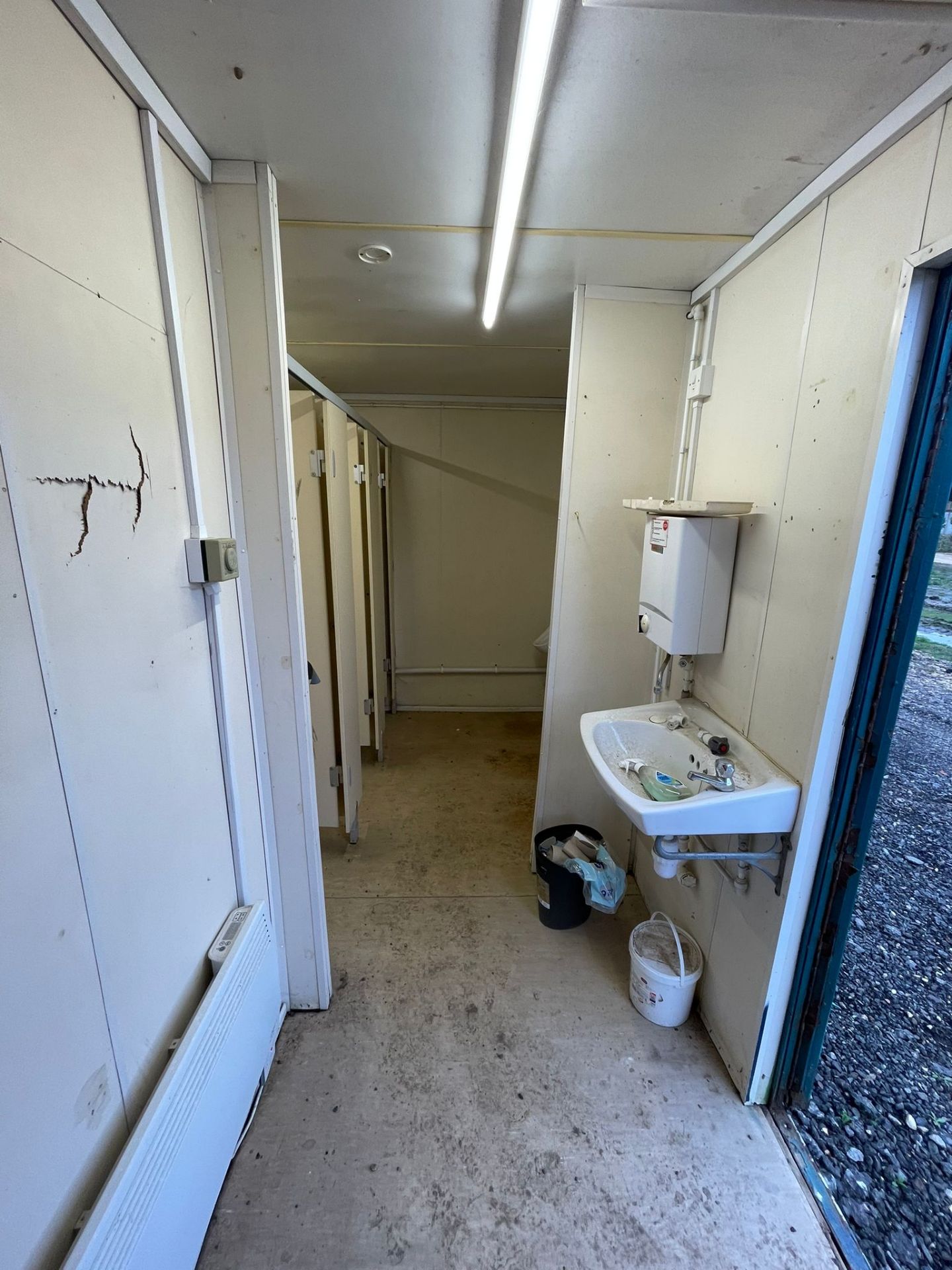 16X10FT TOILET BLOCK - 1X DISABLED/WOMEN’S TOILET - 3X MALES TOILET AND 3X URINALS - Image 7 of 8
