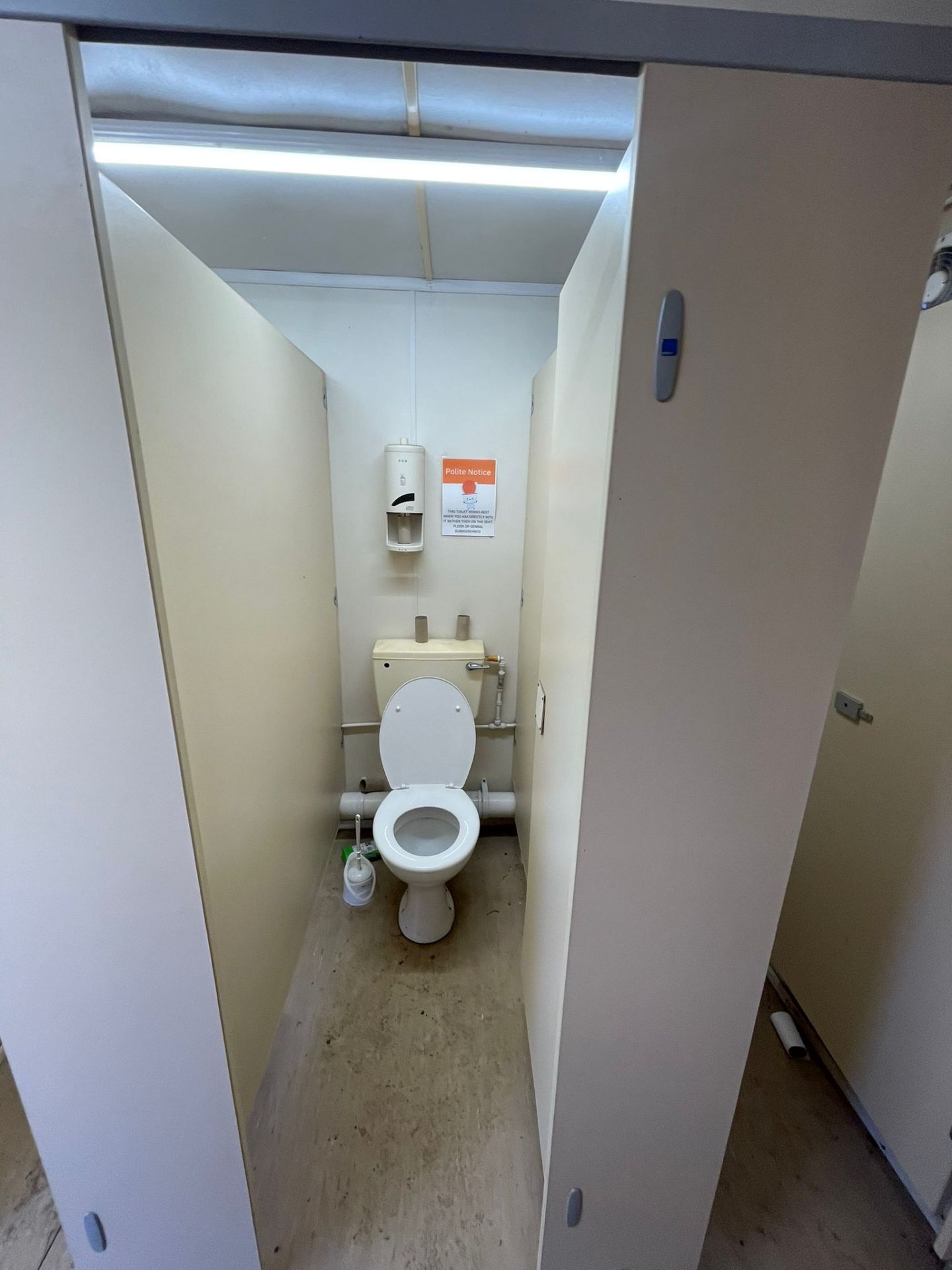 16X10FT TOILET BLOCK - 1X DISABLED/WOMEN’S TOILET - 3X MALES TOILET AND 3X URINALS - Image 5 of 8