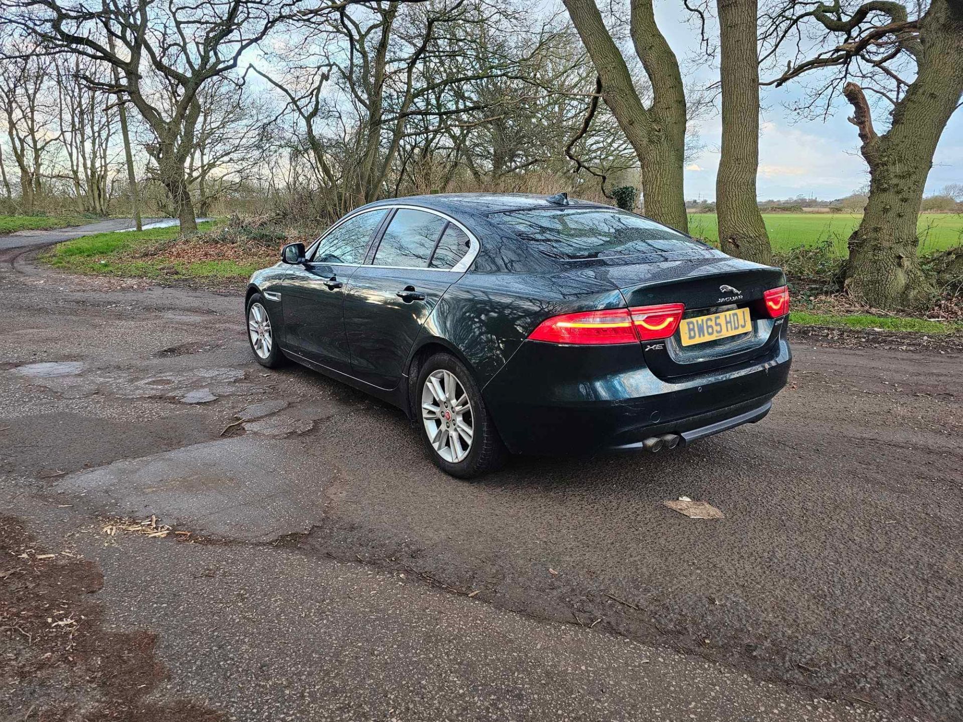 2015 65 JAGUAR XE SALOON - STARTS AND DRIVES BUT ENGINE IS NOISY - ALLOY WHEELS - 5 SERVICES. - Image 2 of 10