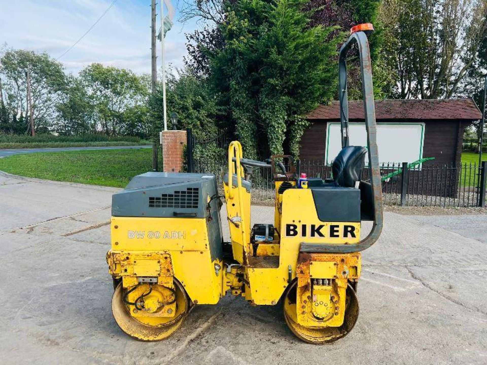 BOMAG BW80 ADH DOUBLE DRUM ROLLER C/W ROLE BAR - Image 11 of 12