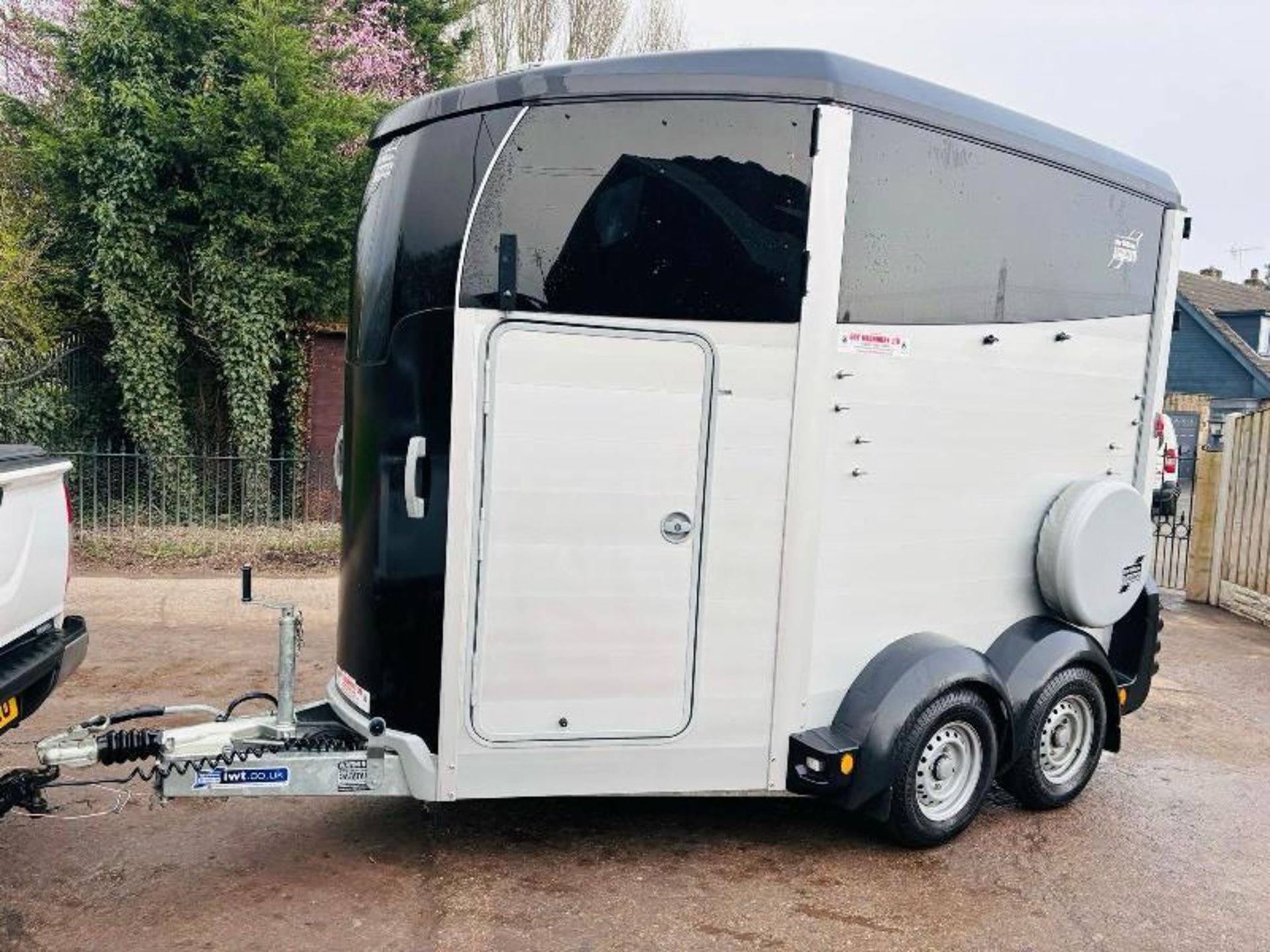 IFOR WILLIAMS TWIN AXLE HORSE BOX *YEAR 2022* C/W PARTITION. - Image 6 of 19