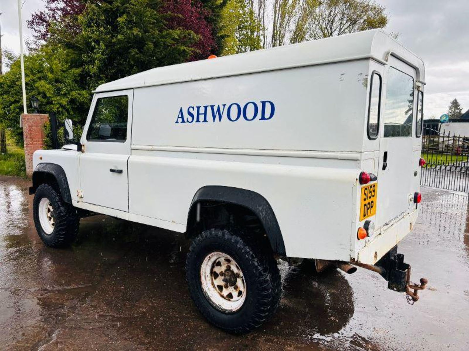 1998 LAND ROVER DEFENDER 110 2.5L 4WD VEHICLE C/W TOW BAR - Image 4 of 18