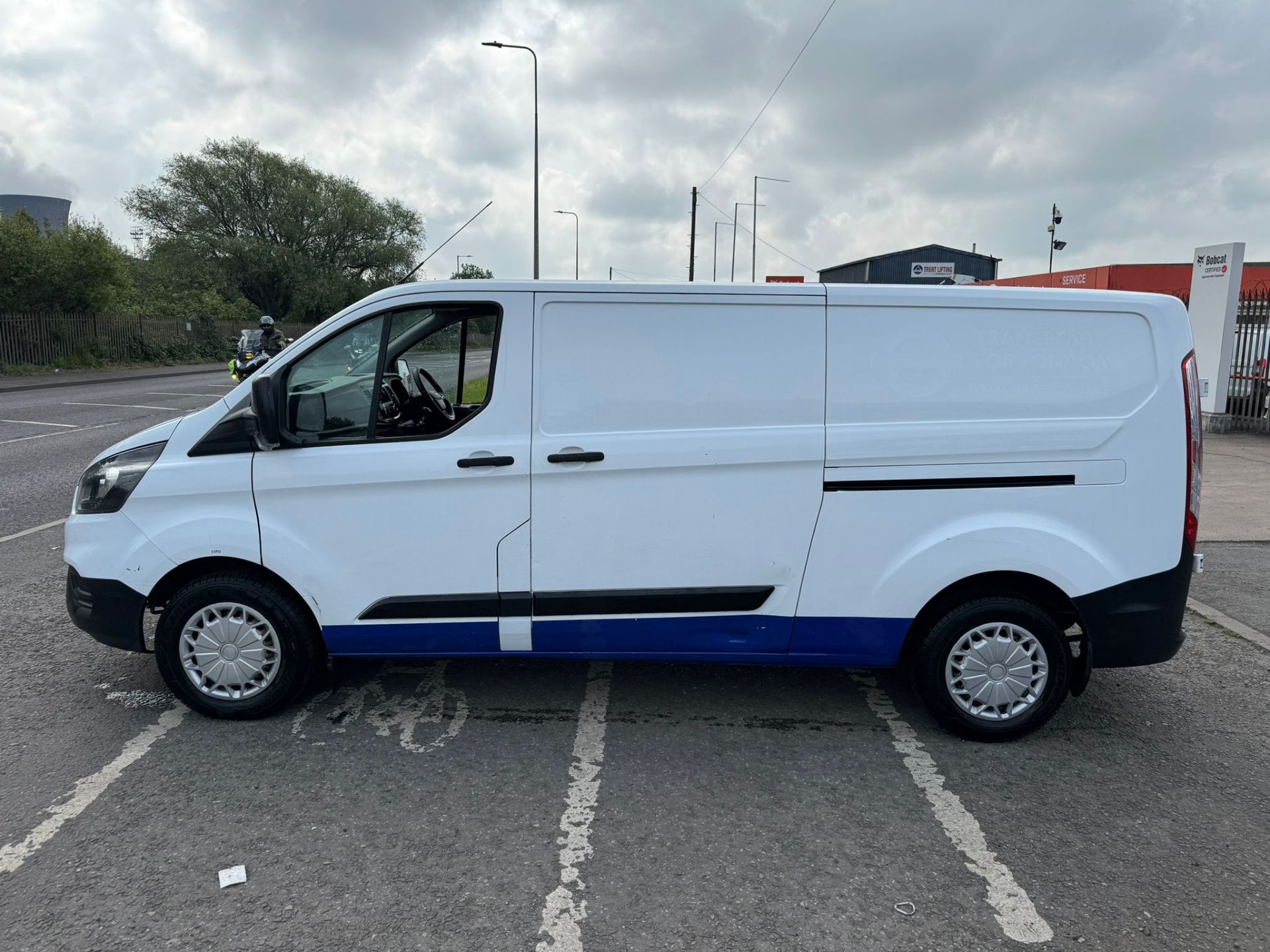 2019 68 FORD TRANSIT CUSTOM LWB PANEL VAN - 84K MILES - AIR CON - PLY LINED - EURO 6 - Image 5 of 12