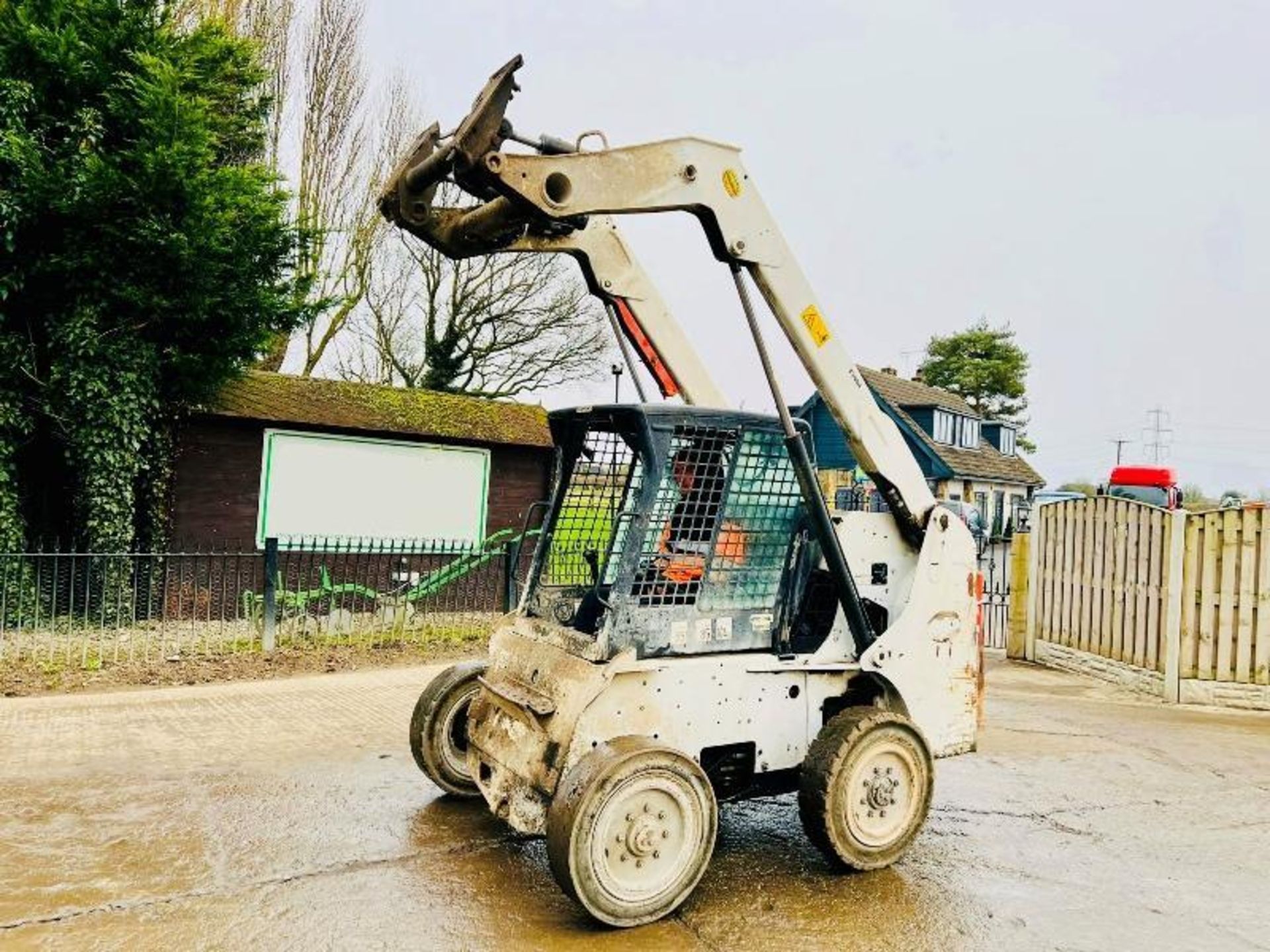 BOBCAT S220 SKIDSTEER *HIGH FLOW* C/W SOLID TYRES