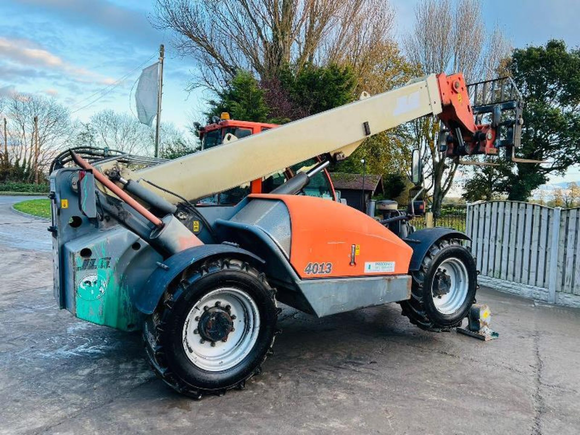 JLG 4013 4WD TELEHANDLER *13 METER REACH* C/W PALLET TINES - Image 5 of 19