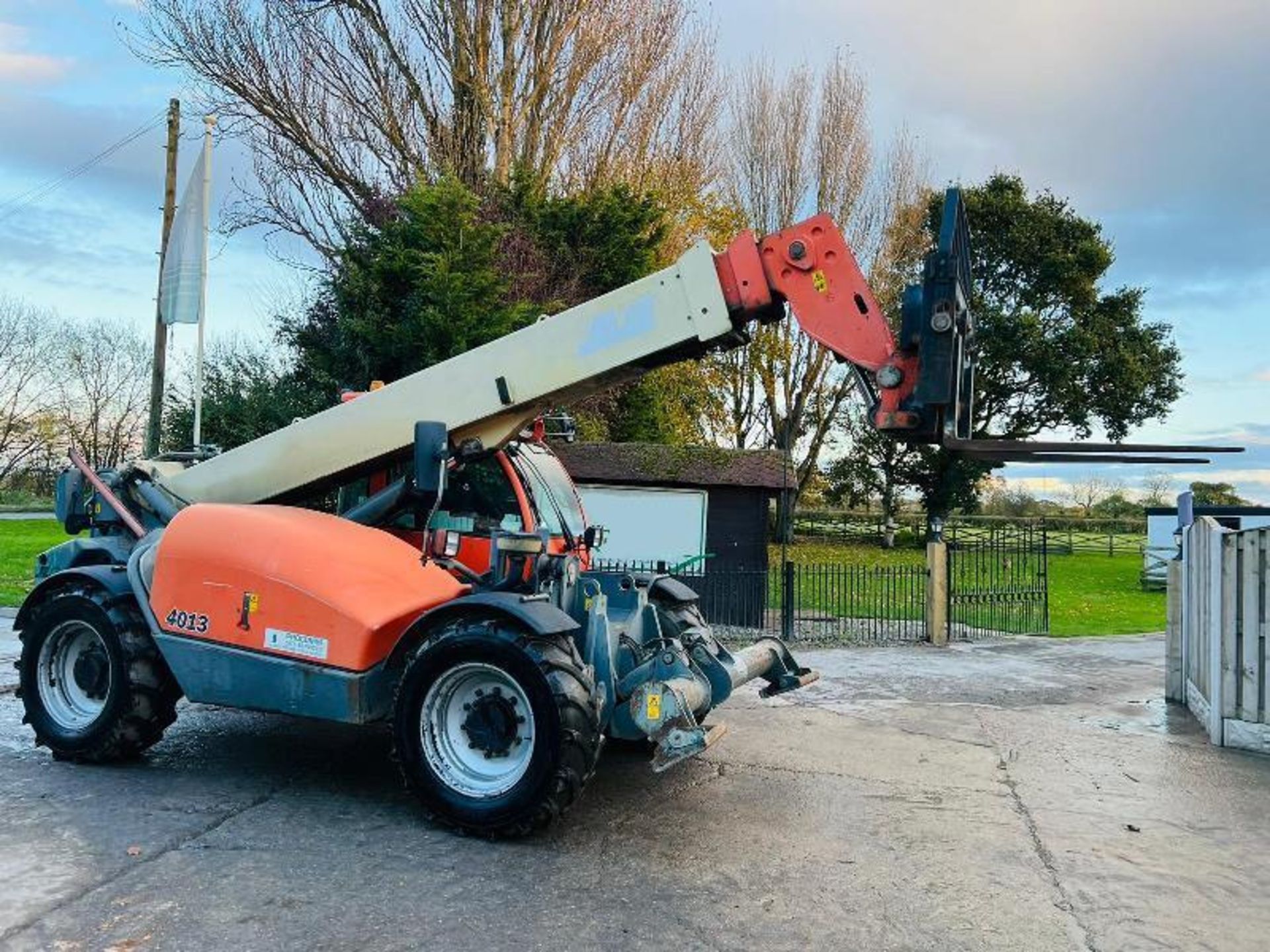 JLG 4013 4WD TELEHANDLER *13 METER REACH* C/W PALLET TINES - Image 18 of 19