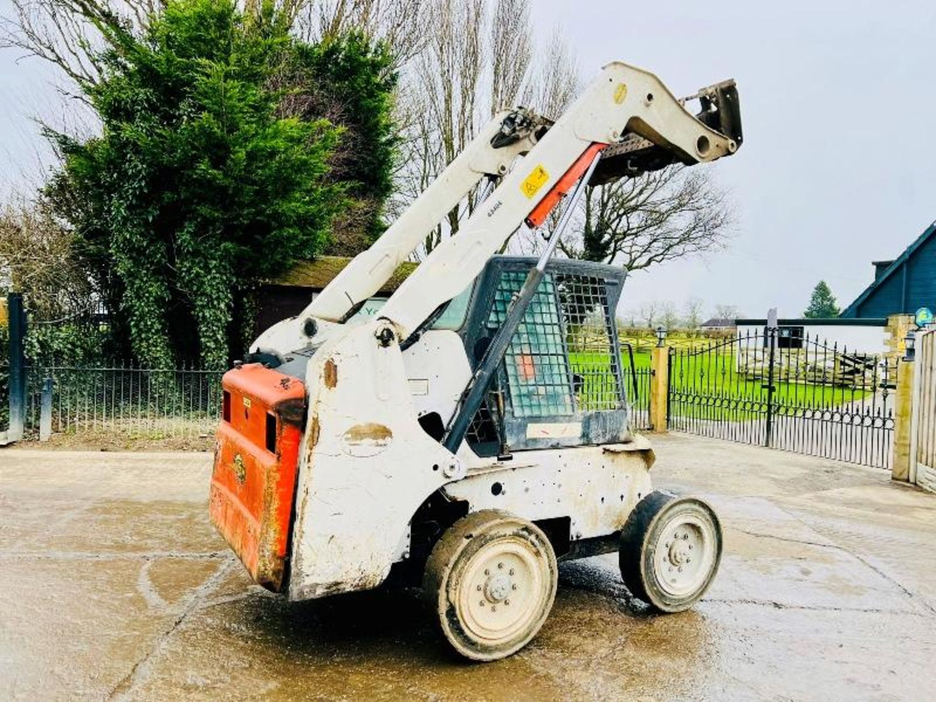 BOBCAT S220 SKIDSTEER *HIGH FLOW* C/W SOLID TYRES - Image 2 of 15