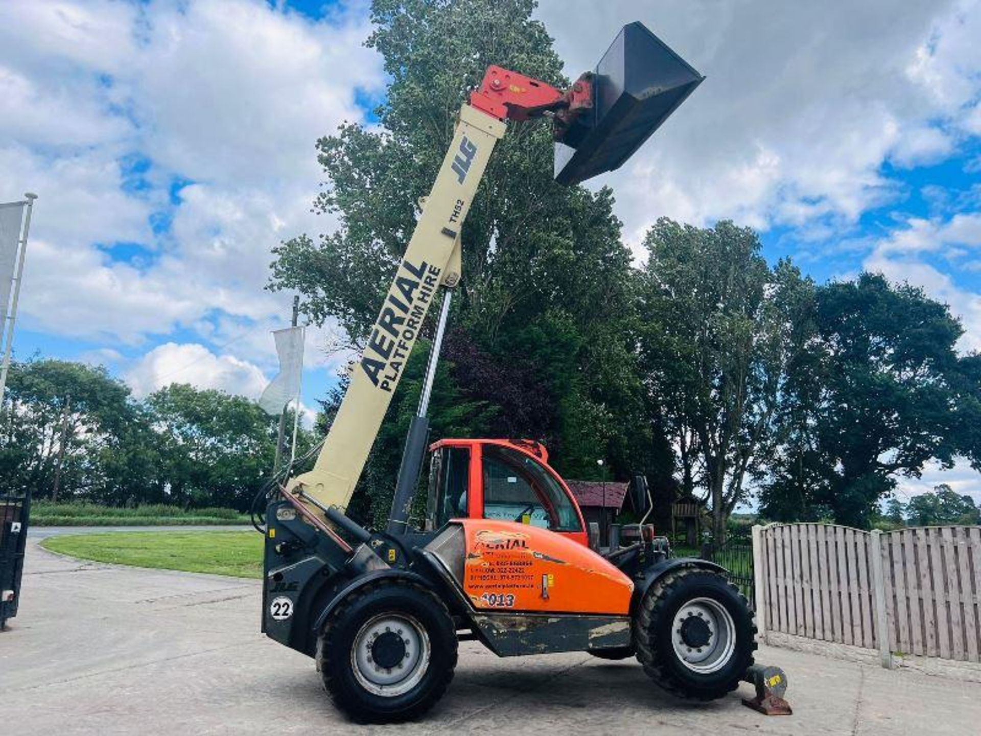 JLG 4013 4WD TELEHANDLER *13 METER REACH, 5961 HOURS* C/W PALLET TINES - Image 7 of 13