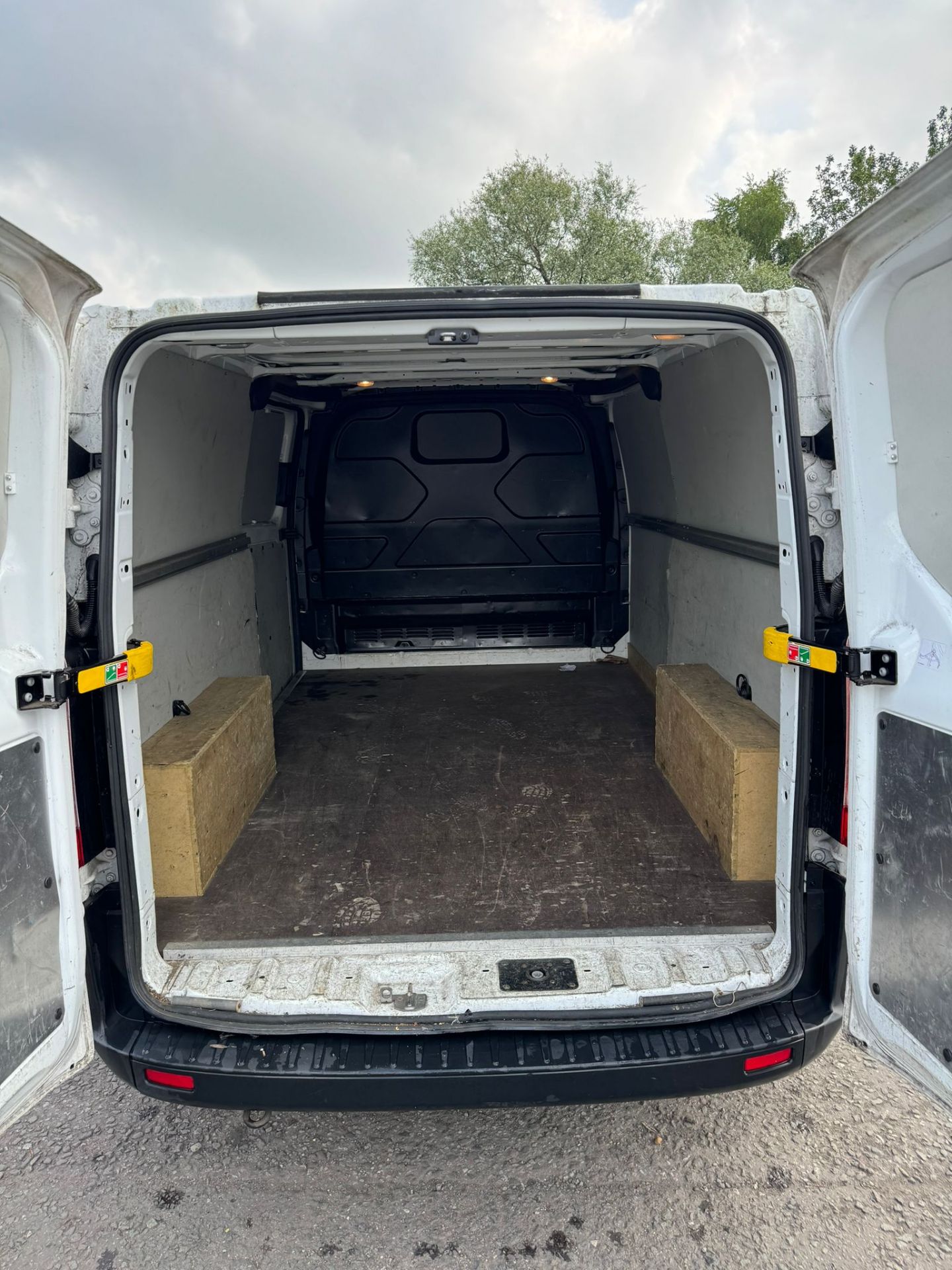 2019 68 FORD TRANSIT CUSTOM LWB PANEL VAN - 84K MILES - AIR CON - PLY LINED - EURO 6 - Image 3 of 12