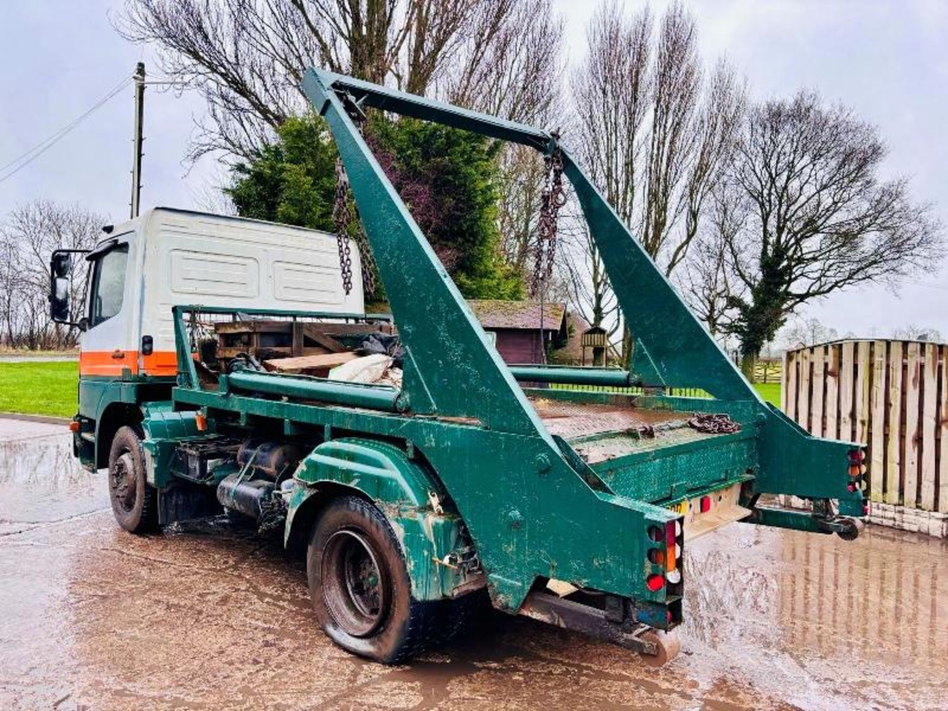 MERCEDES 1318 4X2 SKIP LORRY C/W REAR SUPPORT LEGS - Image 8 of 14