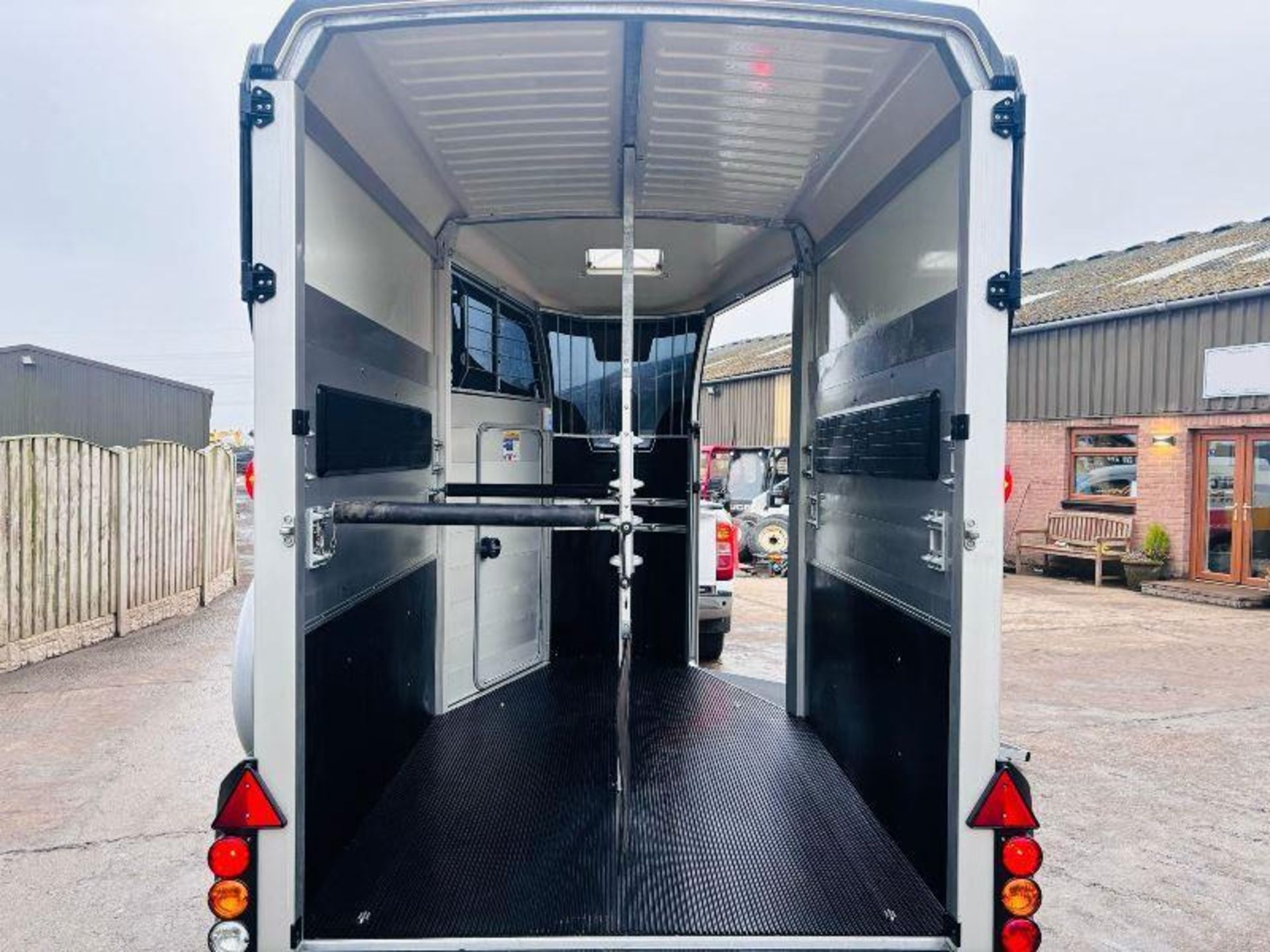 IFOR WILLIAMS TWIN AXLE HORSE BOX *YEAR 2022* C/W PARTITION. - Image 16 of 19