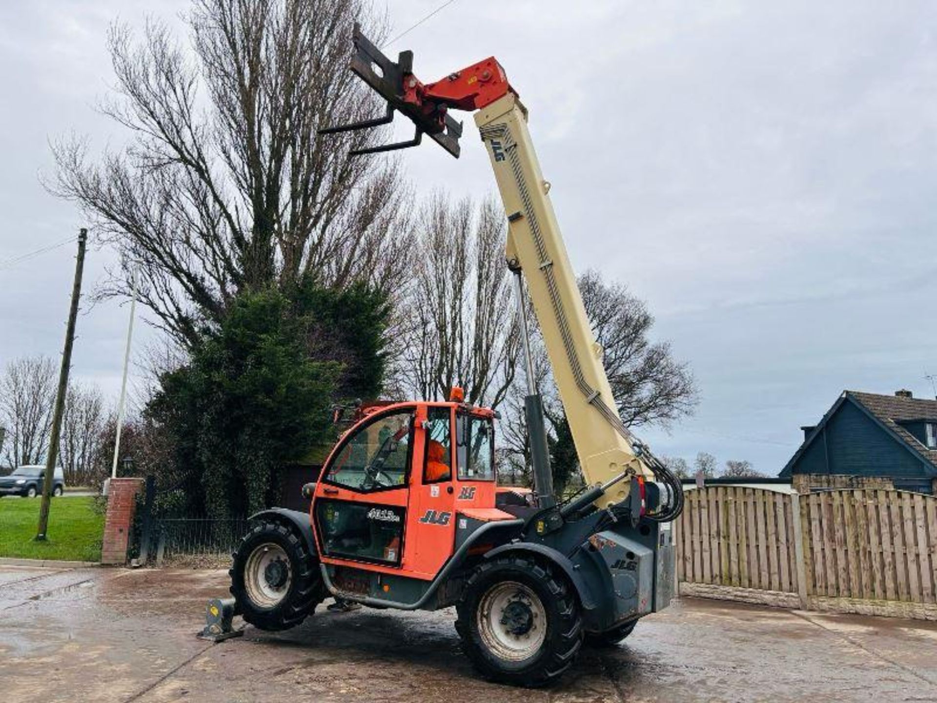 JLG 4013 4WD TELEHANDLER *13 METER REACH, 6283 HOURS* C/W PALLET TINES - Image 5 of 20