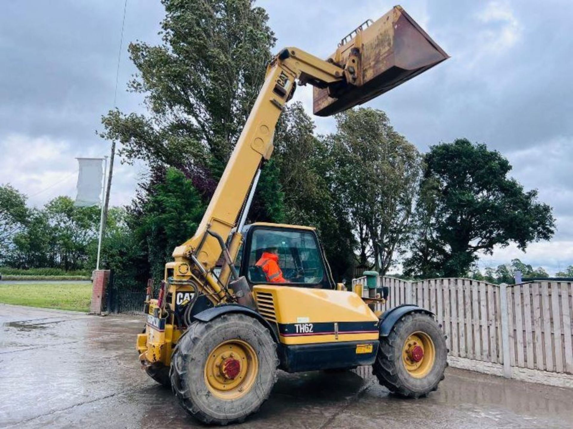 CATERPILLAR TH62 4WD TELEHANDLER *AG-SPEC* C/W PICK UP HITCH - Bild 2 aus 16