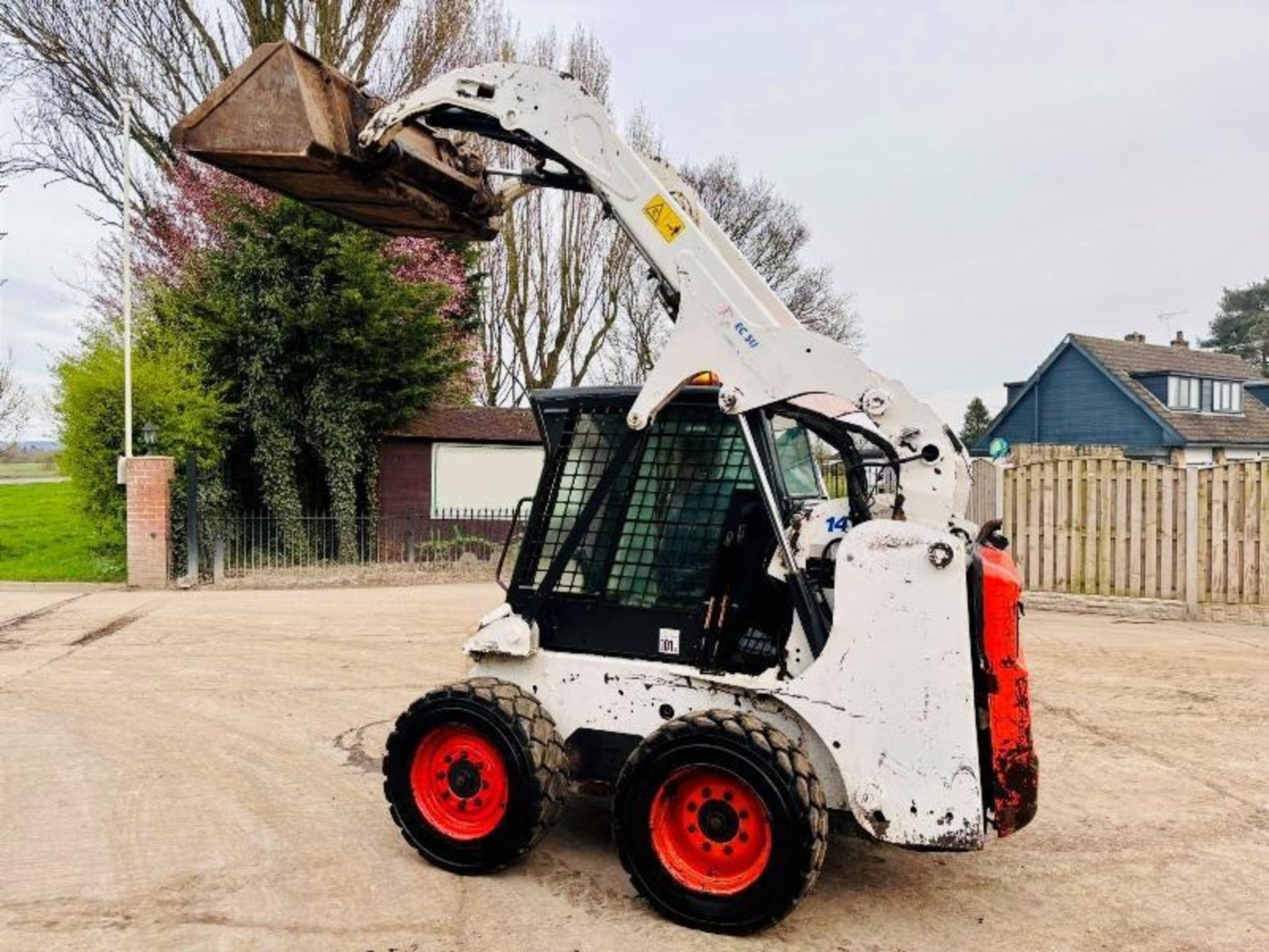 BOBCAT S185 4WD SKIDSTEER *YEAR 2011* C/W BUCKET  - Image 2 of 17