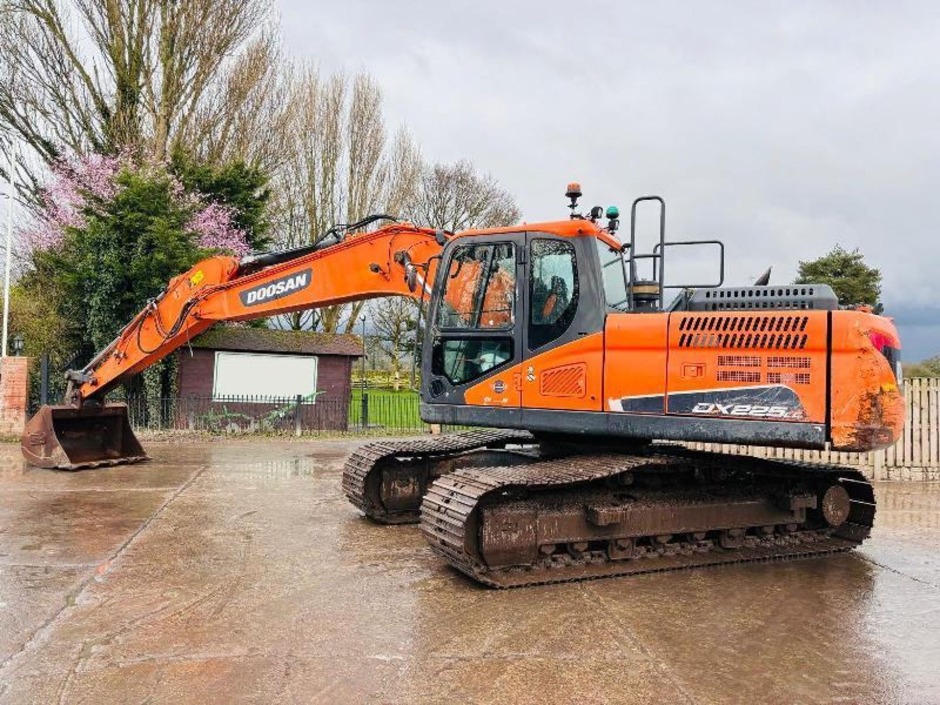 DOOSAN DX225LC-5 TRACKED EXCAVATOR *YEAR 2019* C/W BUCKET - Image 16 of 18