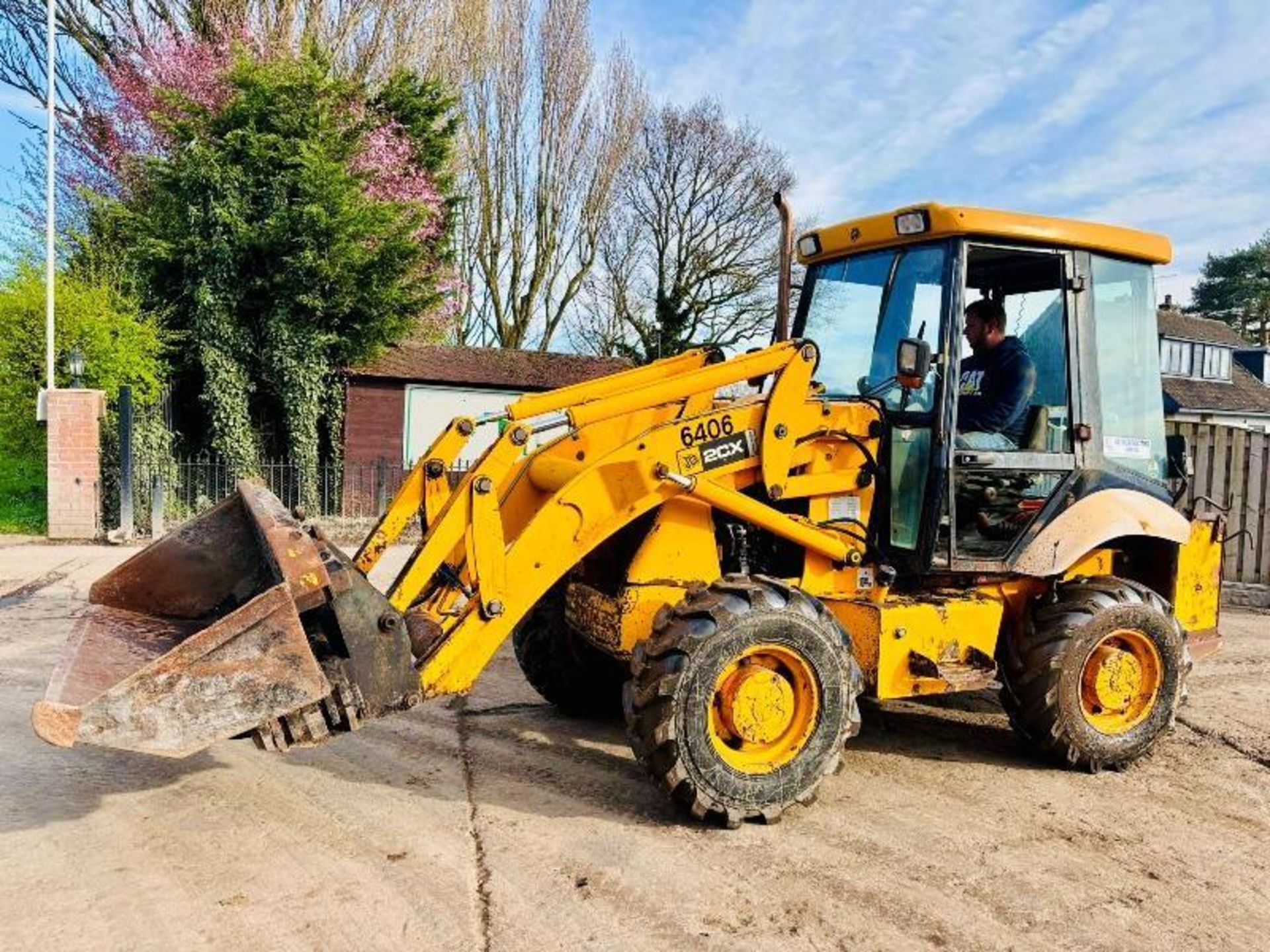 JCB 2CX 4WD LOADING SHOVEL C/W 4 WHEEL STEER & SIDE TIP BUCKET  - Image 3 of 16