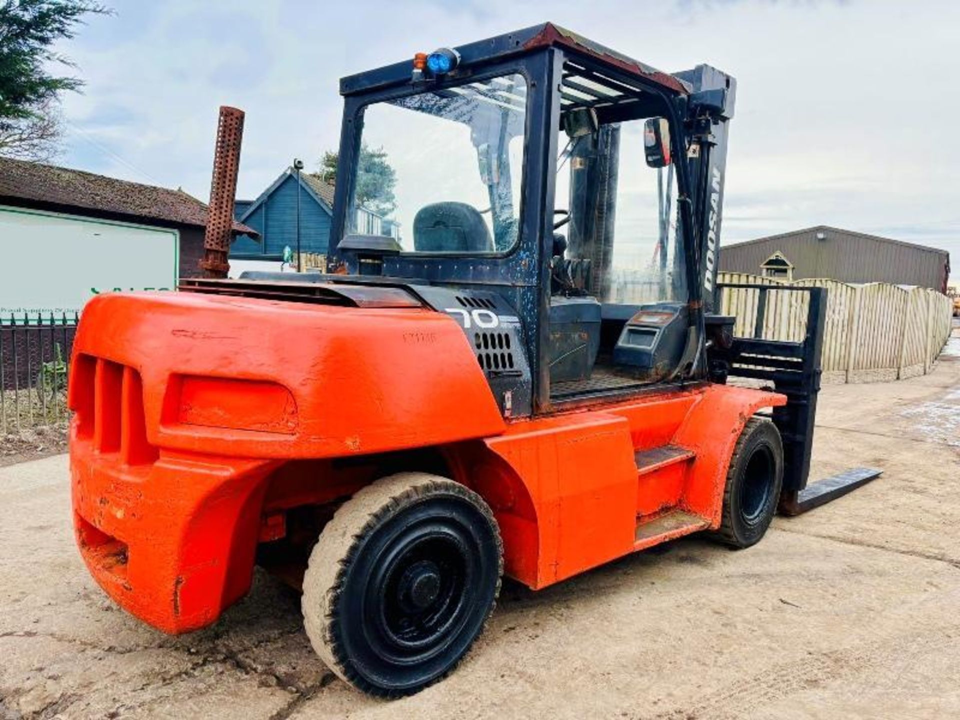 DOOSAN D706-5 7 TON DIESEL FORKLIFT *YEAR 2013* C/W SIDE SHIFT - Image 2 of 16