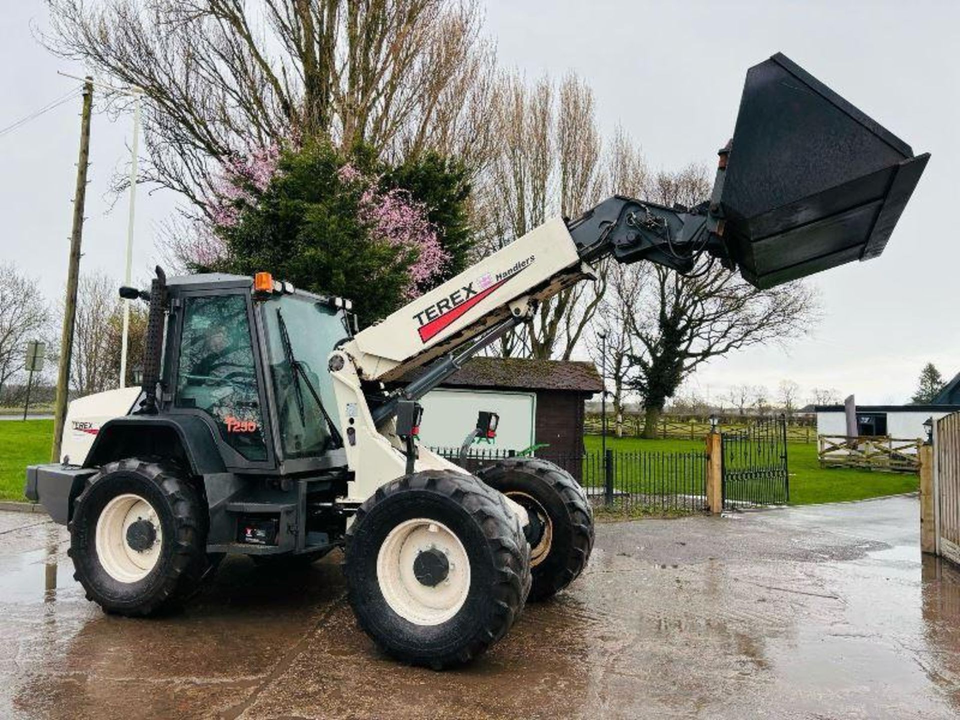 TEREX T250 4WD TELEHANDLER C/W BRAND NEW BUCKET - Image 15 of 17