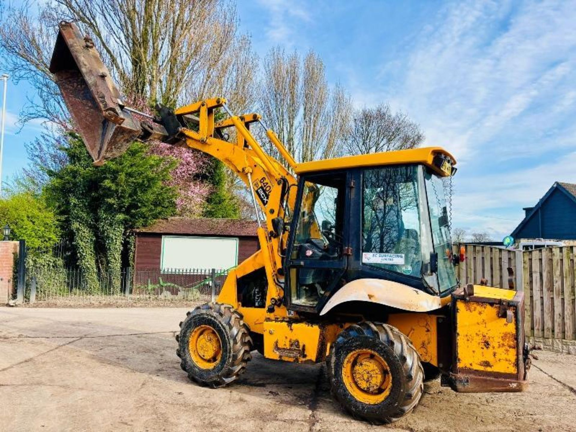 JCB 2CX 4WD LOADING SHOVEL C/W 4 WHEEL STEER & SIDE TIP BUCKET  - Image 2 of 16